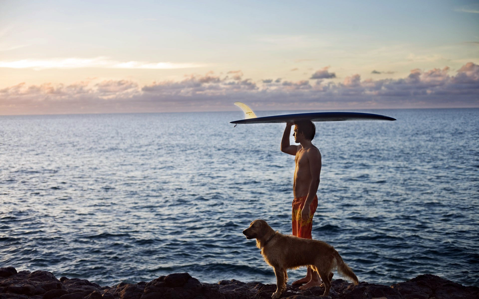Uomo con tavola da surf e cane, 1920x1200 WUXGA, iMac