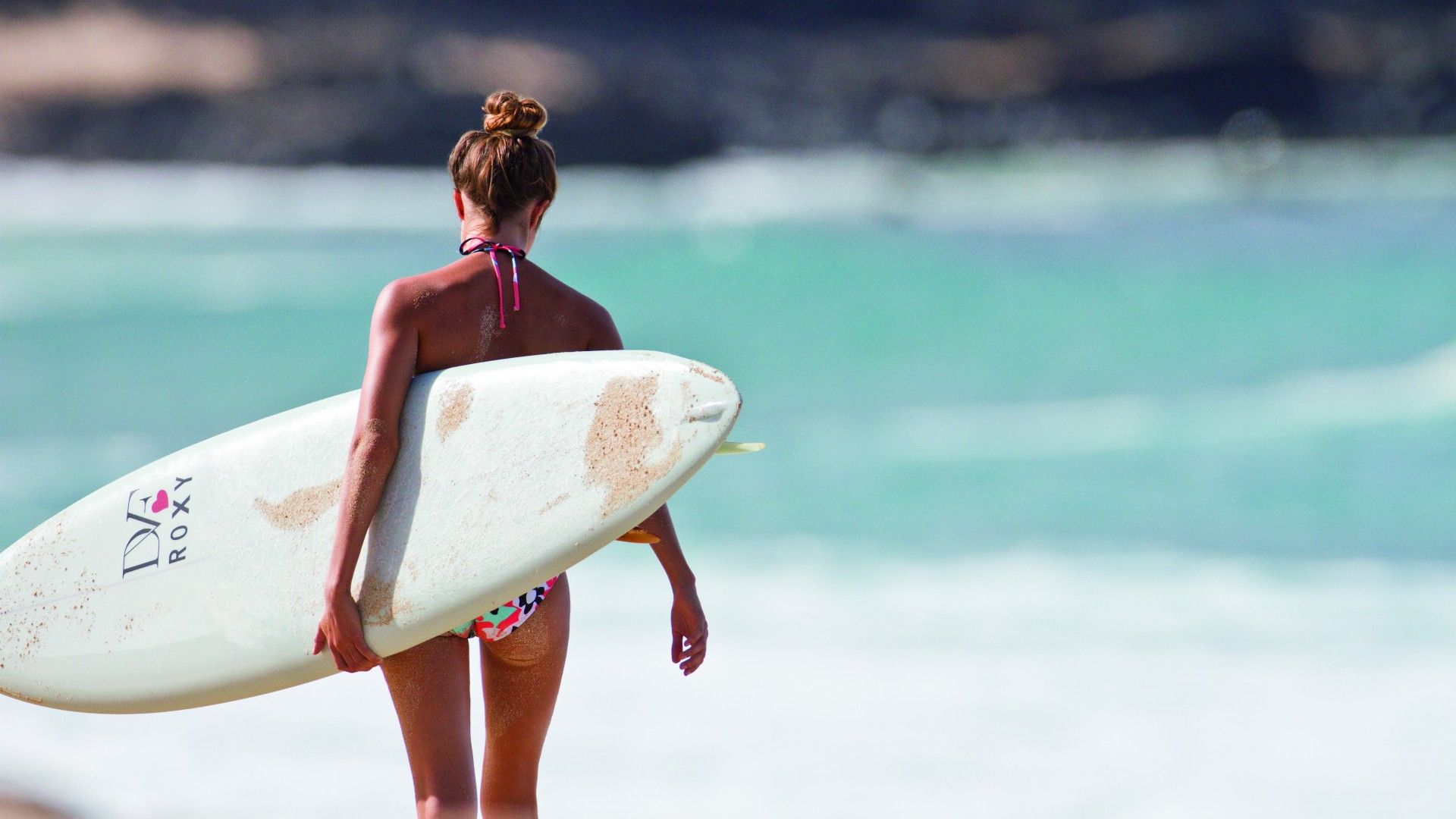Ragazza con tavola da surf spiaggia, 1920x1080 Full HD 1080p, Desktop