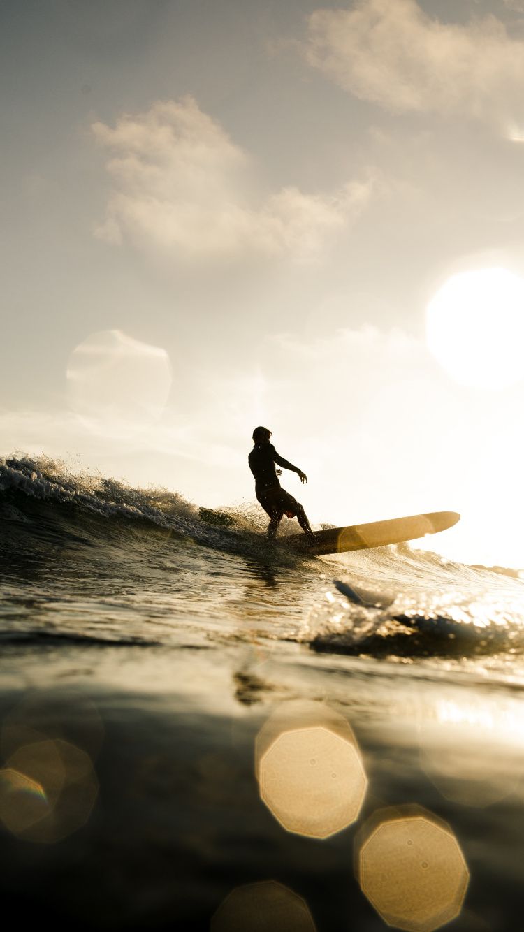 Surfista al tramonto sull'onda, 750x1334 Full HD Verticale, Smartphone