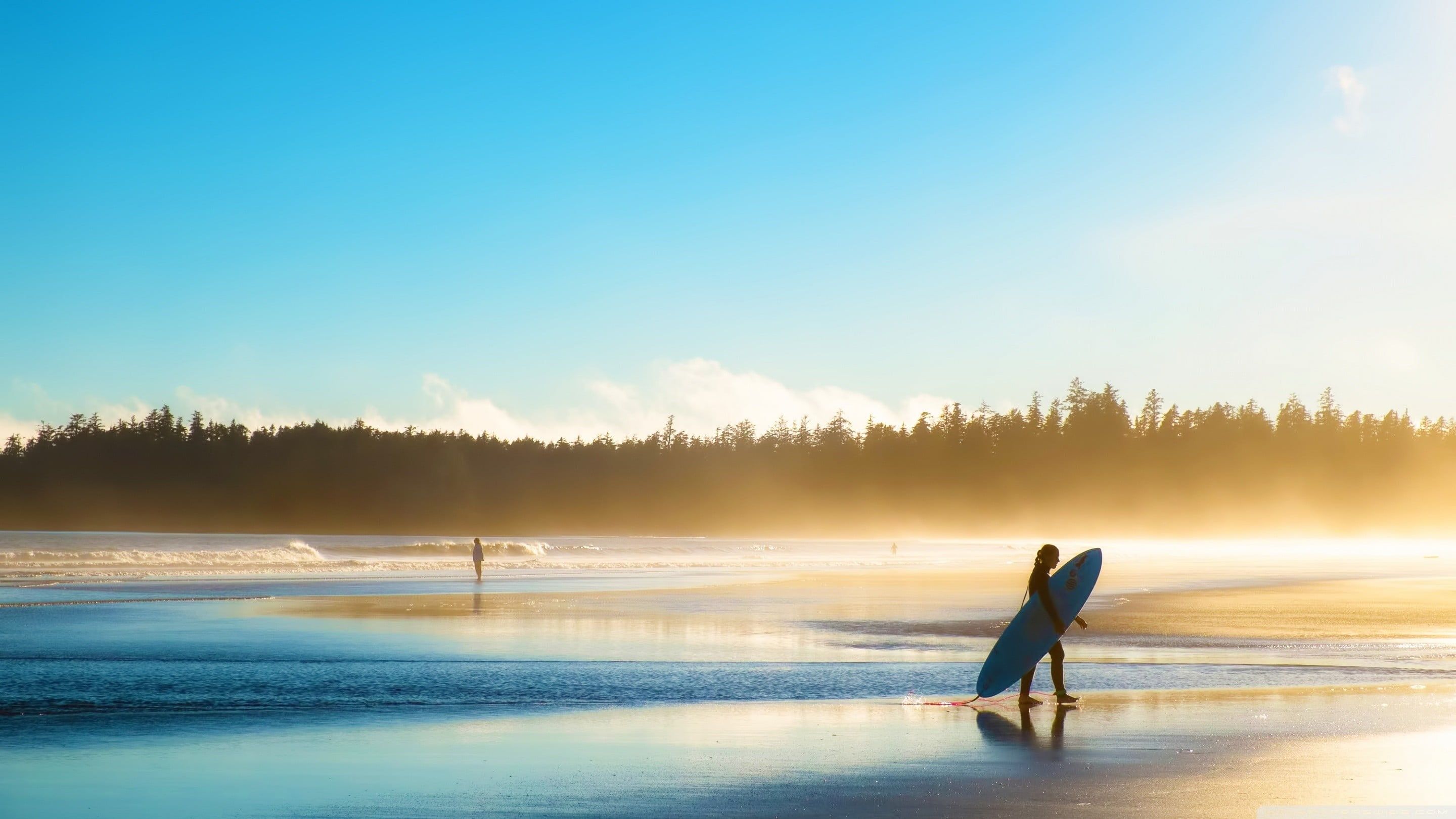 Surfista con tavola su spiaggia, 2880x1620 2K, Monitor Gaming