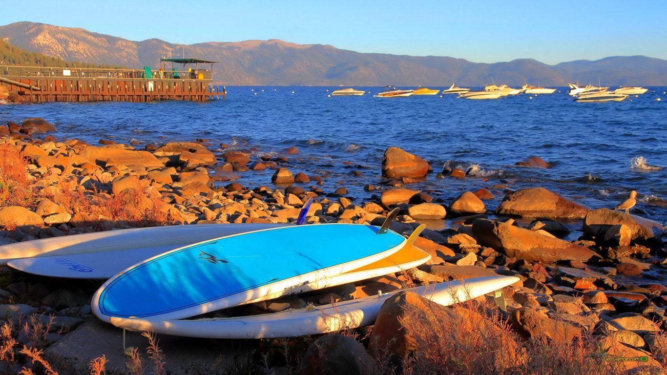 Tavole da surf su spiaggia rocciosa, 1366x768 720p, Laptop