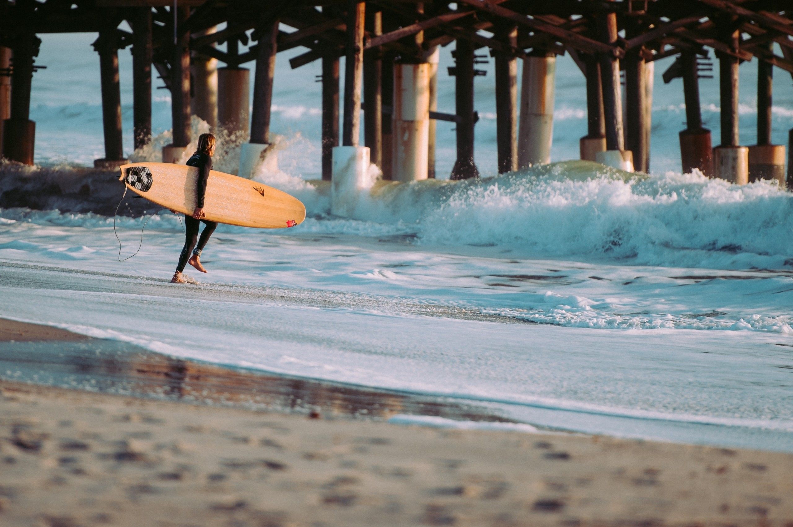 Surfista con tavola, molo oceano, 2560x1700 2K+, Desktop