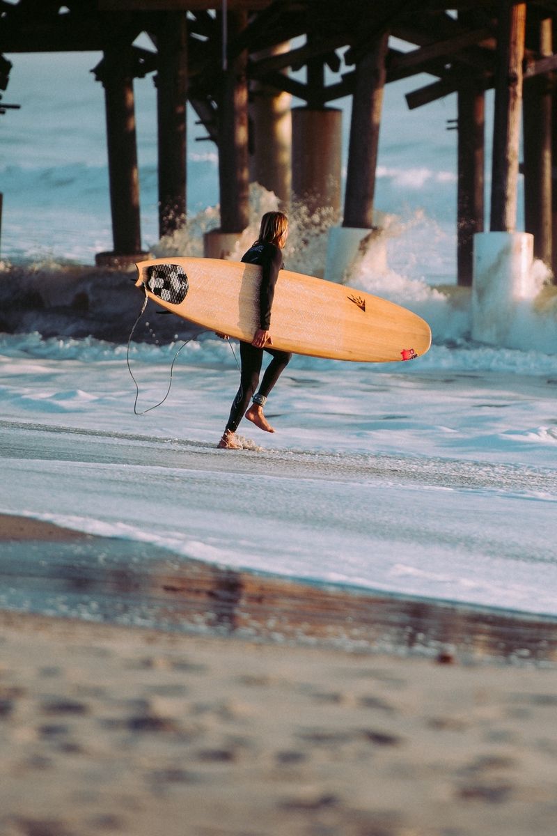 Surfista con tavola sotto molo, 800x1200 Full HD Verticale, Smartphone