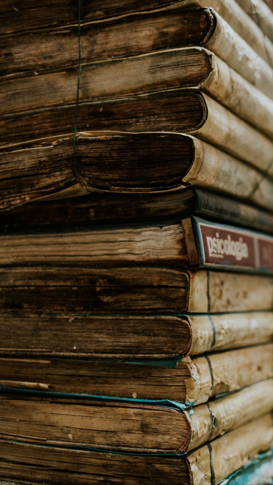 Pila di libri antichi, 938x1668 Full HD Verticale, iPhone