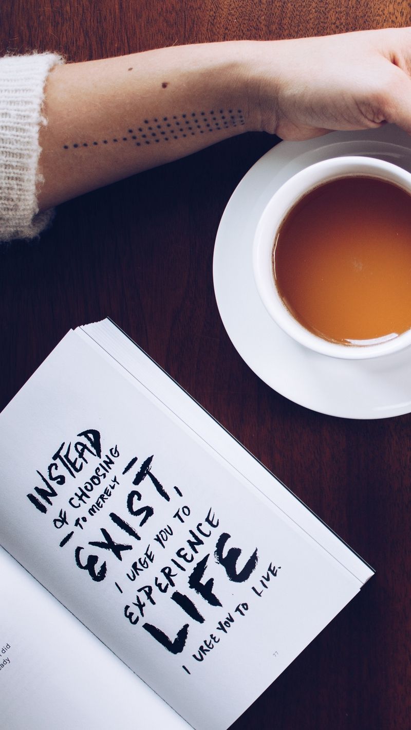 Libro con tazza di tè, 800x1420 Verticale, Telefono