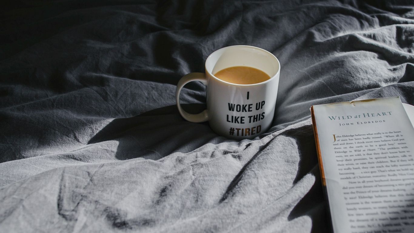 Tazza caffè e libro sul letto, 1366x768 720p, PC