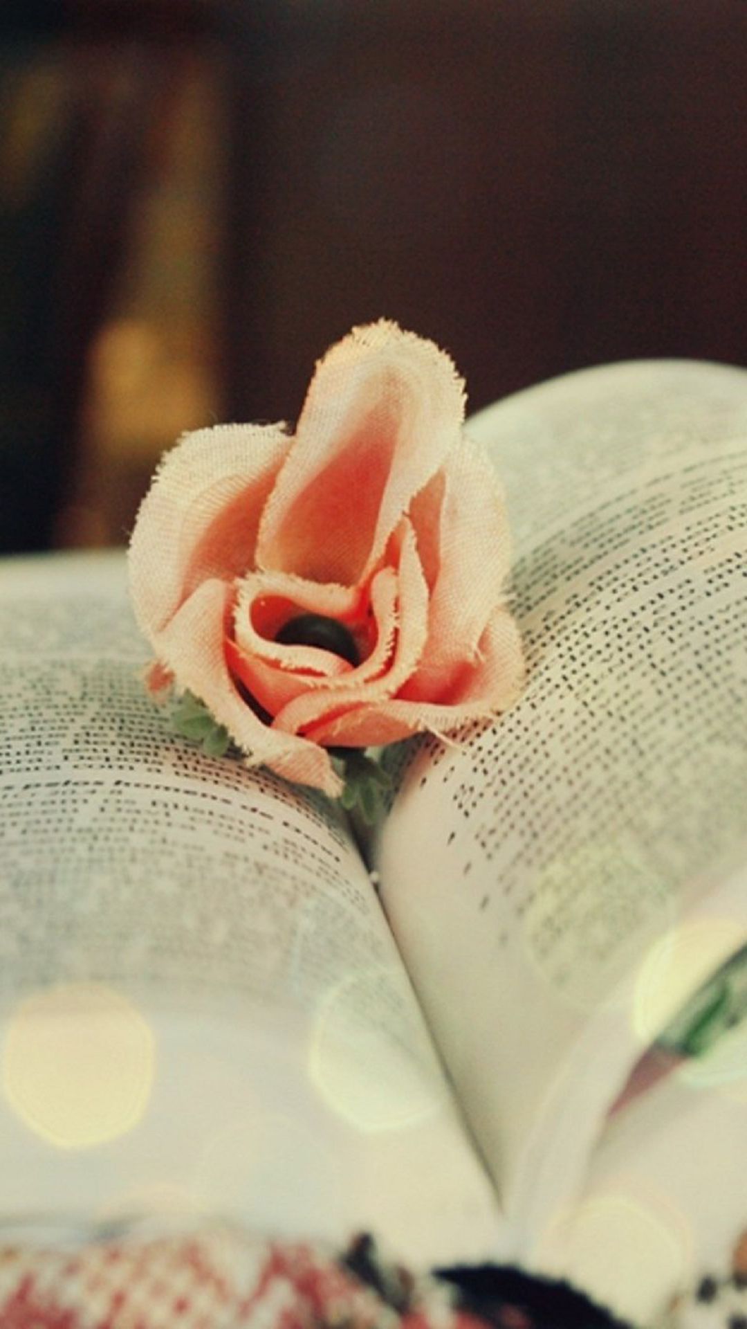 Rosa di tessuto su libro, 1080x1920 Full HD Verticale, Smartphone