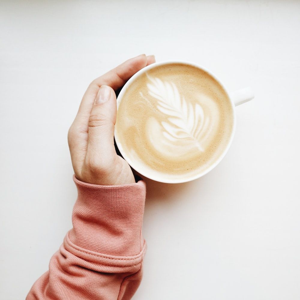 Mano con tazza di cappuccino, 1000x1000 HD, Desktop
