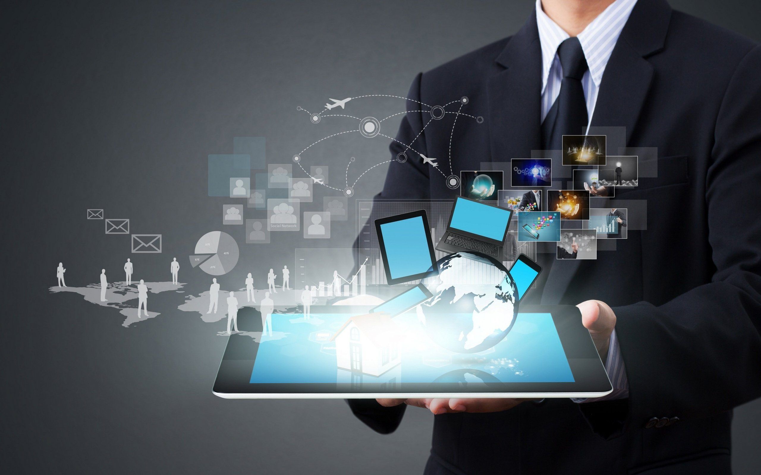 Uomo con tablet tecnologico, 2560x1600 2K+, PC