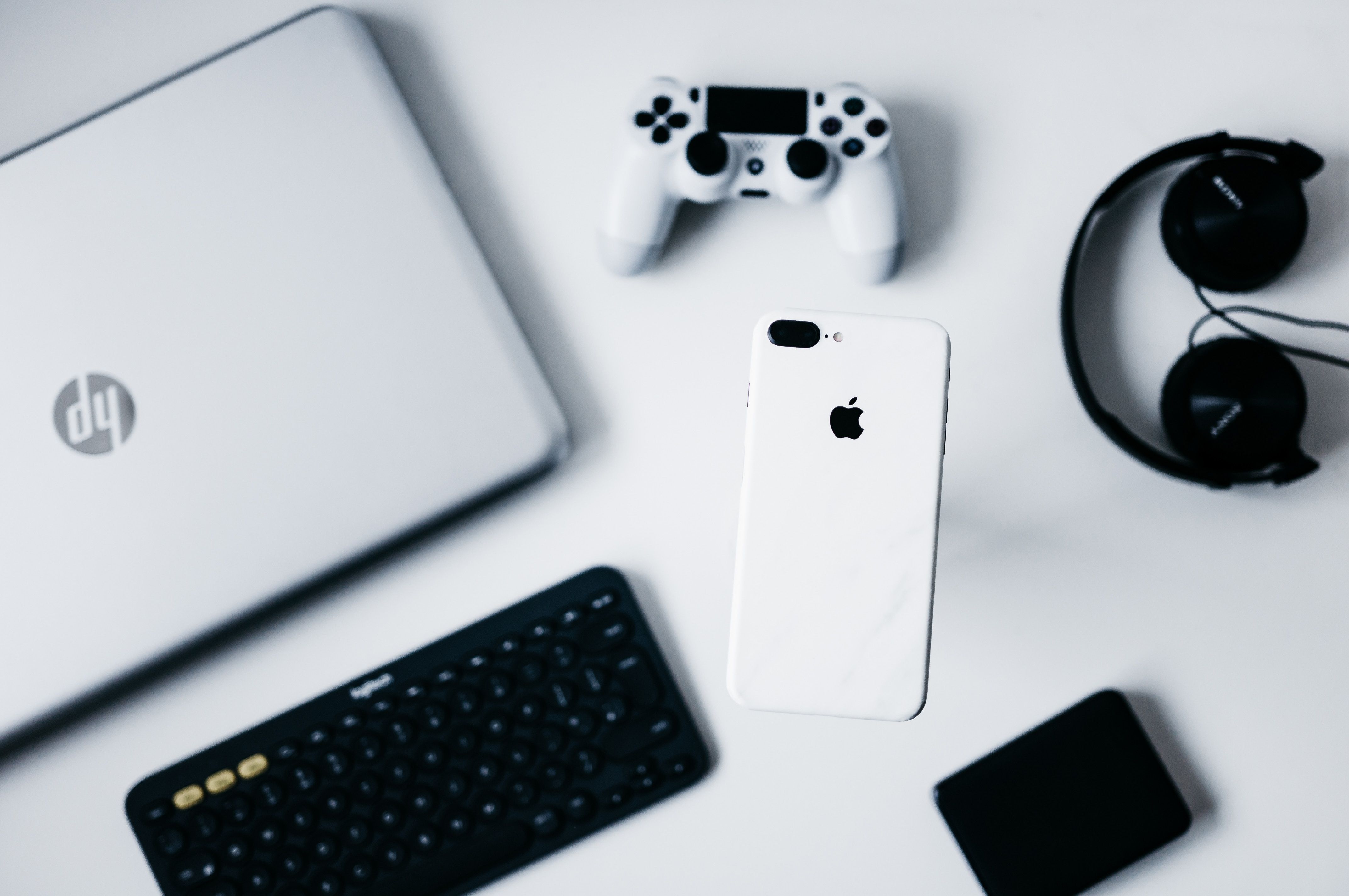 Laptop HP, iPhone, controller PS4, 4288x2848 4K, Smart TV 4K