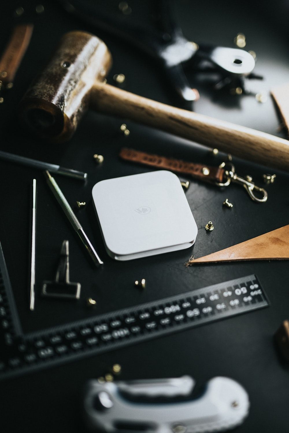 Attrezzi e dispositivo elettronico bianco, 1000x1500 Full HD Verticale, Smartphone