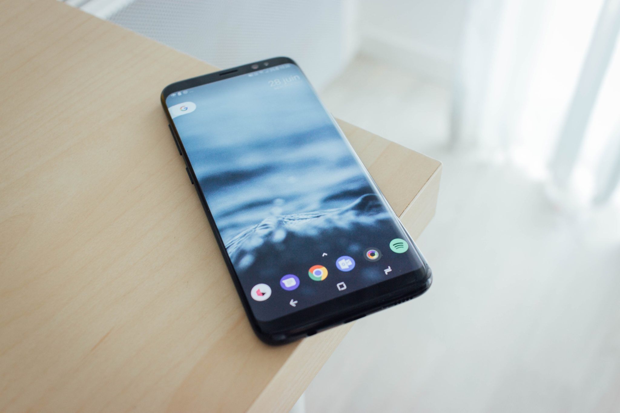Smartphone Android su tavolo, 2048x1365 2K, PC