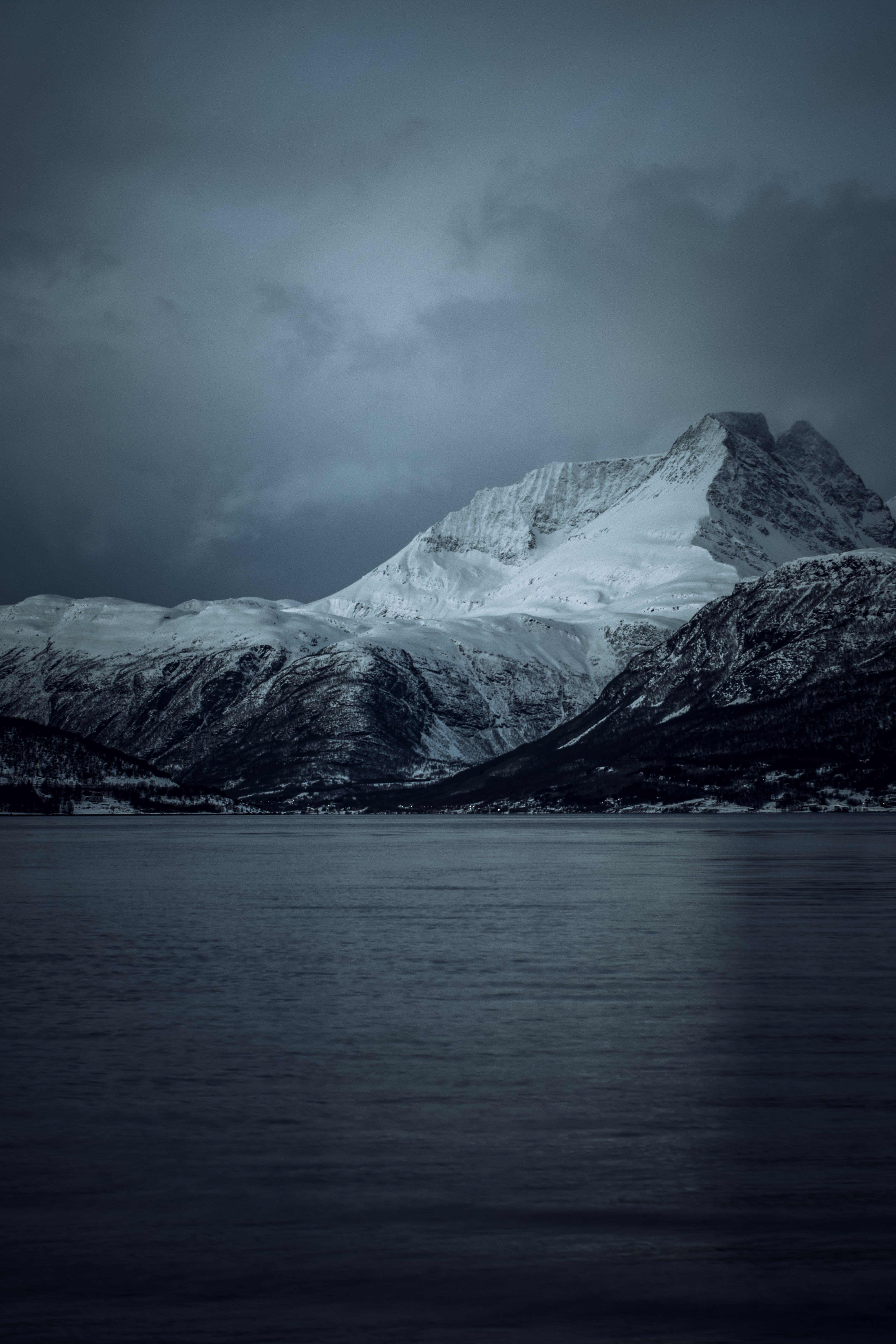 Montagna innevata con lago scuro, 3922x5883 Verticale, Mobile