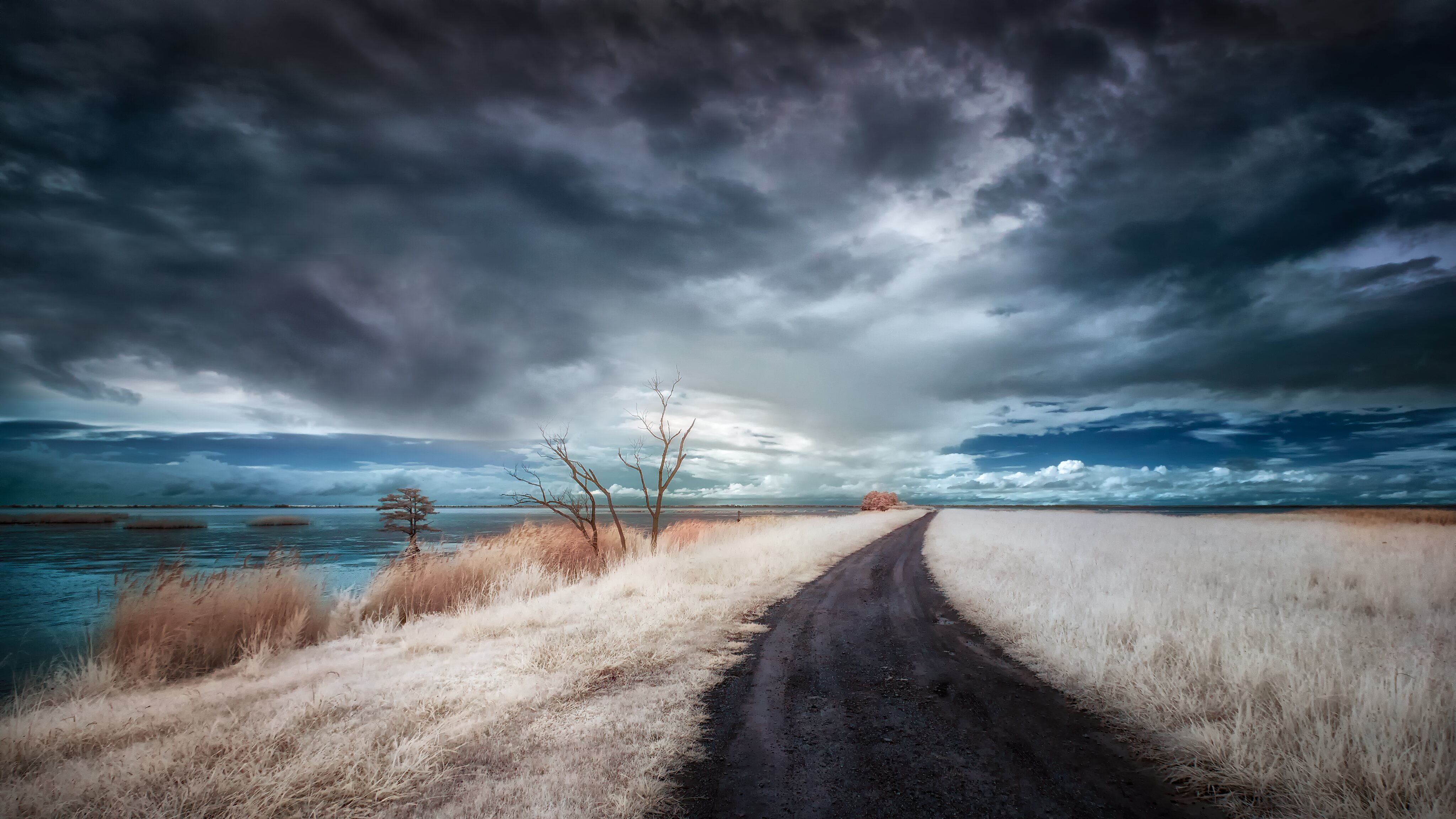 Strada sterrata con nuvole tempesta, 4096x2304 4K Ultra HD, Monitor 4K