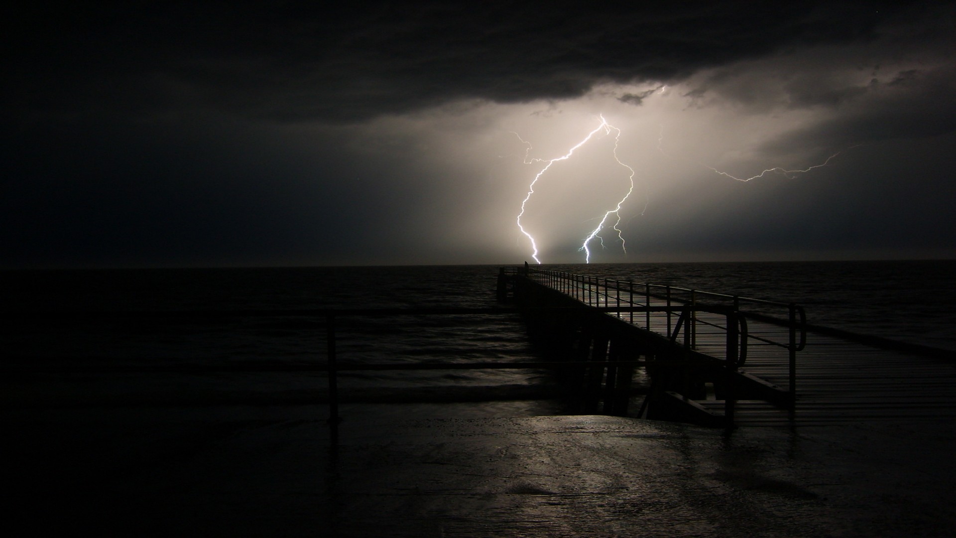 Fulmine su molo notturno, 1920x1080 Full HD, Desktop