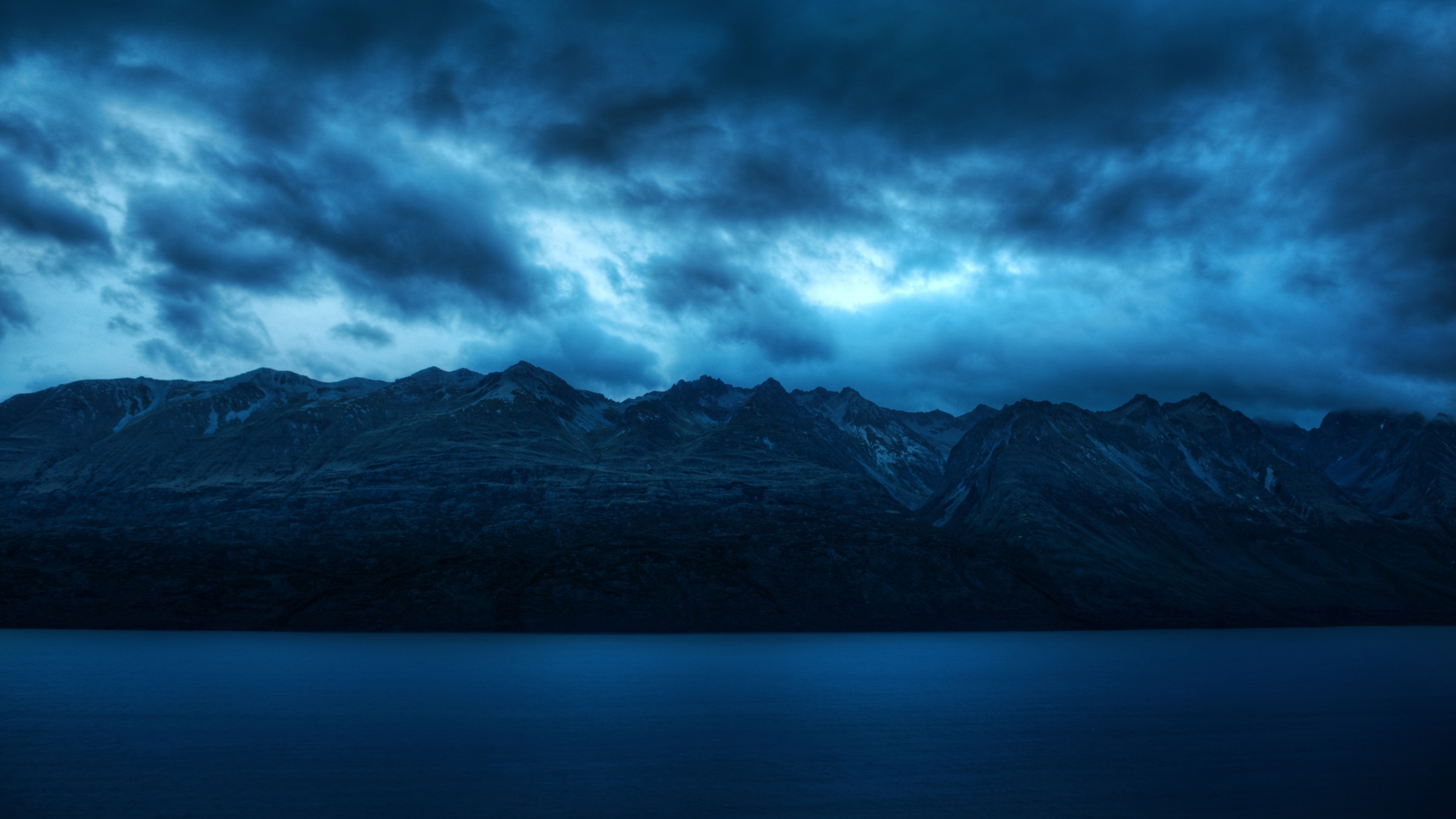 Montagne scure sotto nuvole tempesta, 2400x1350 Hi-Res, Desktop