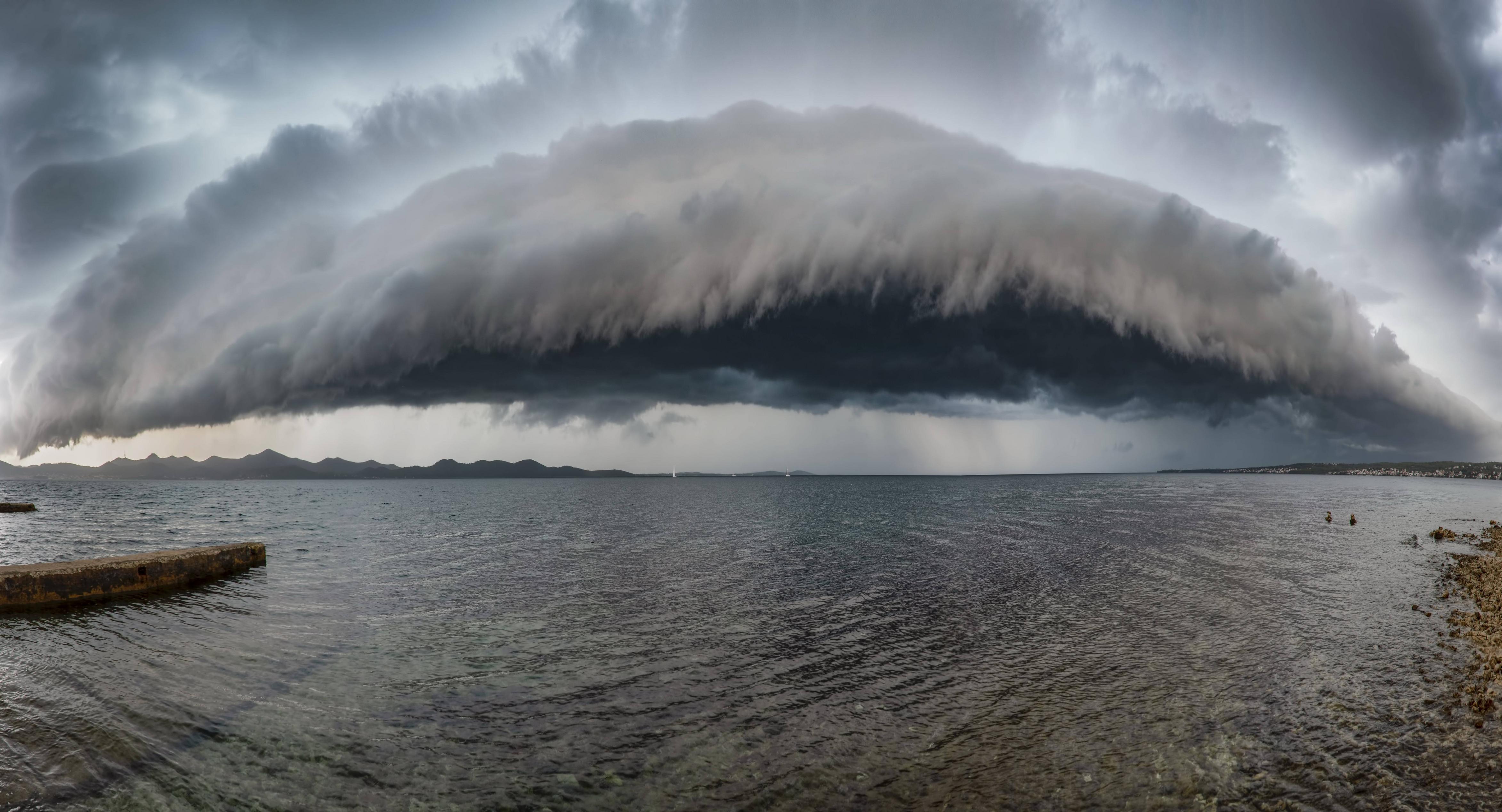 Nuvola temporalesca a mensola su lago, 4692x2538 4K Ultra HD, Monitor 4K