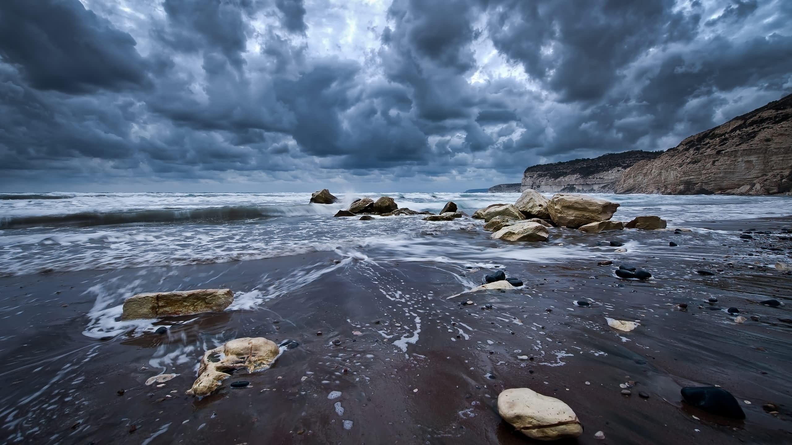 Spiaggia rocciosa con cielo tempestoso, 2560x1440 2K, Desktop