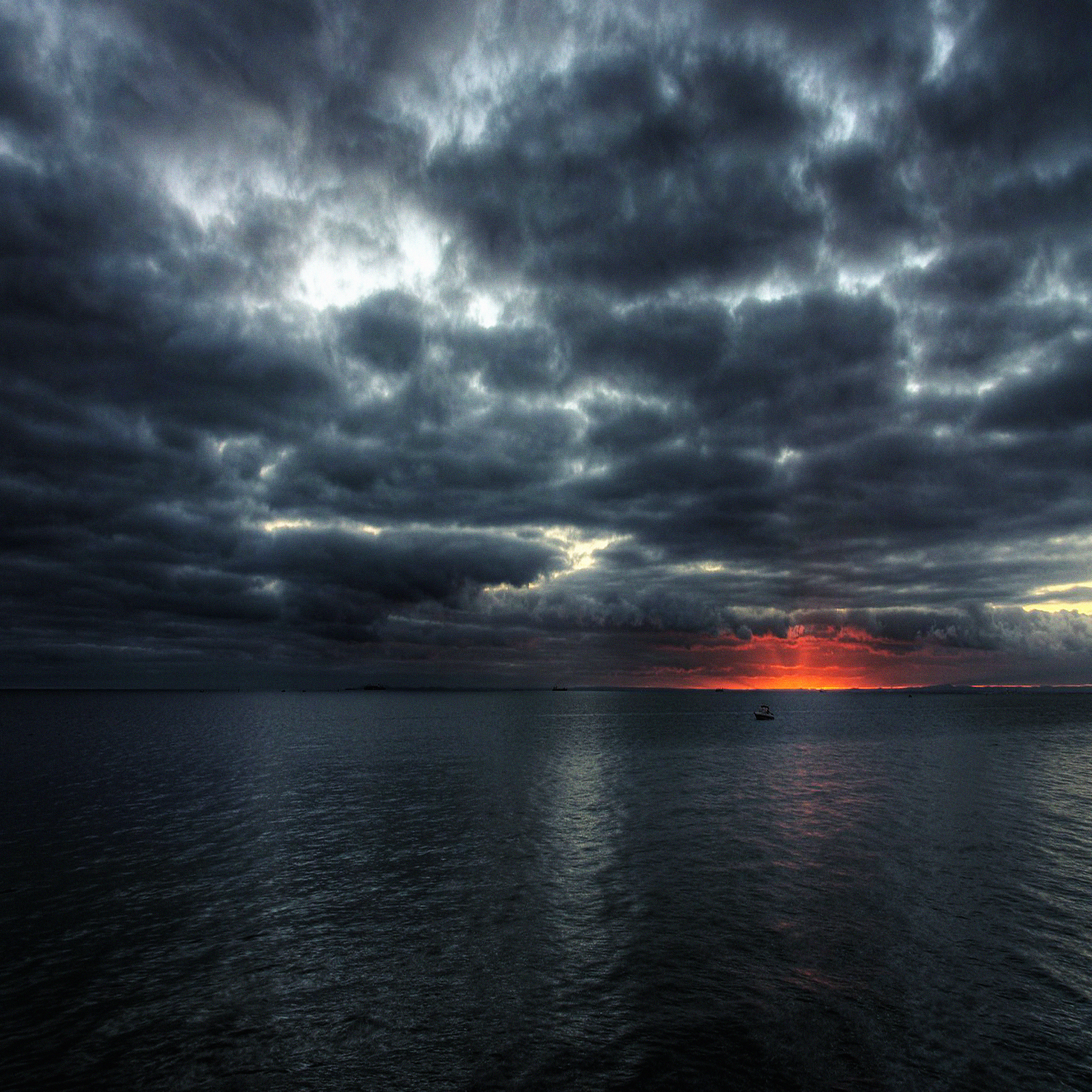 Mare in tempesta al tramonto, 2732x2732 2K, Desktop