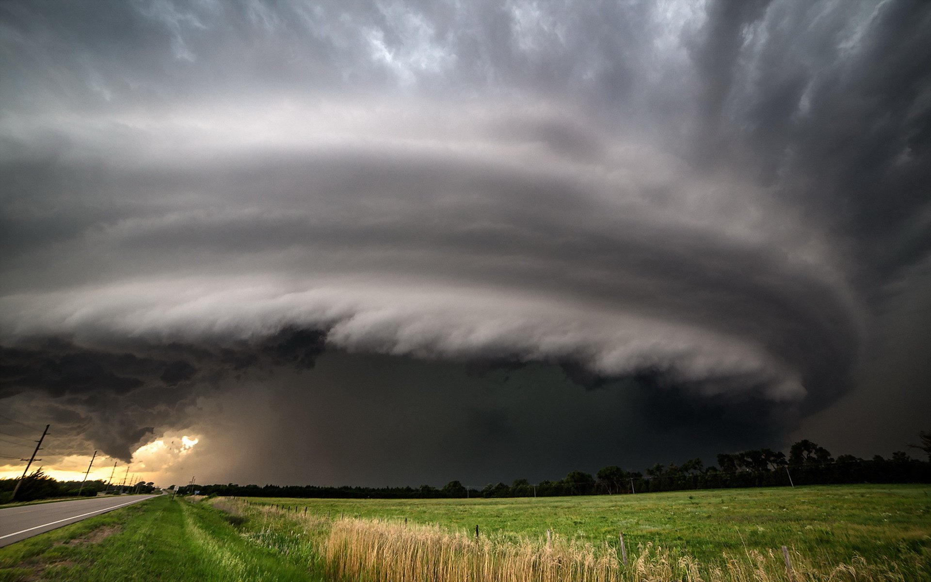 Nube tempesta a spirale su campo, 1920x1200 WUXGA, Desktop