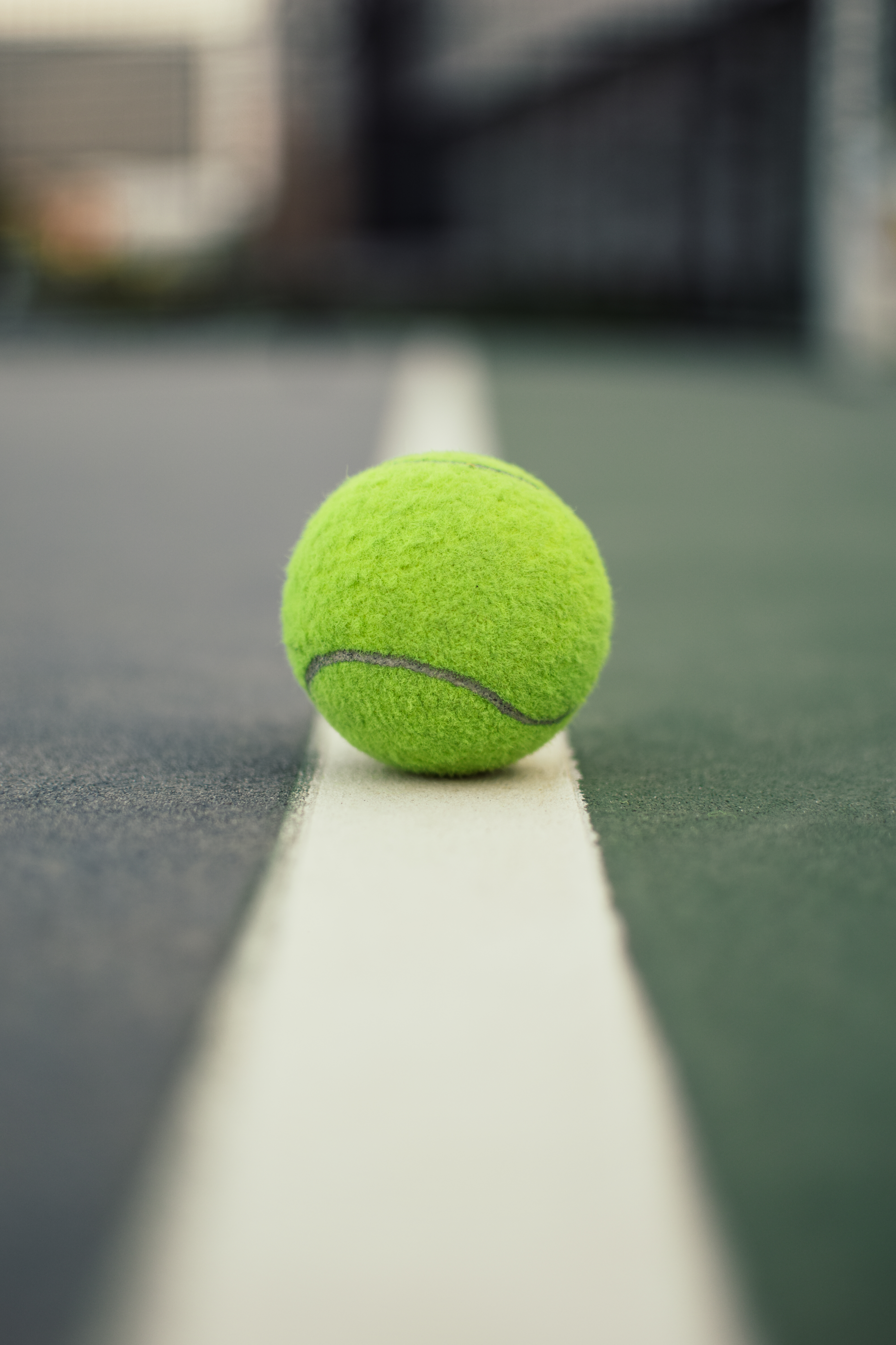 Pallina da tennis su campo, 4000x6000 Verticale, Telefono