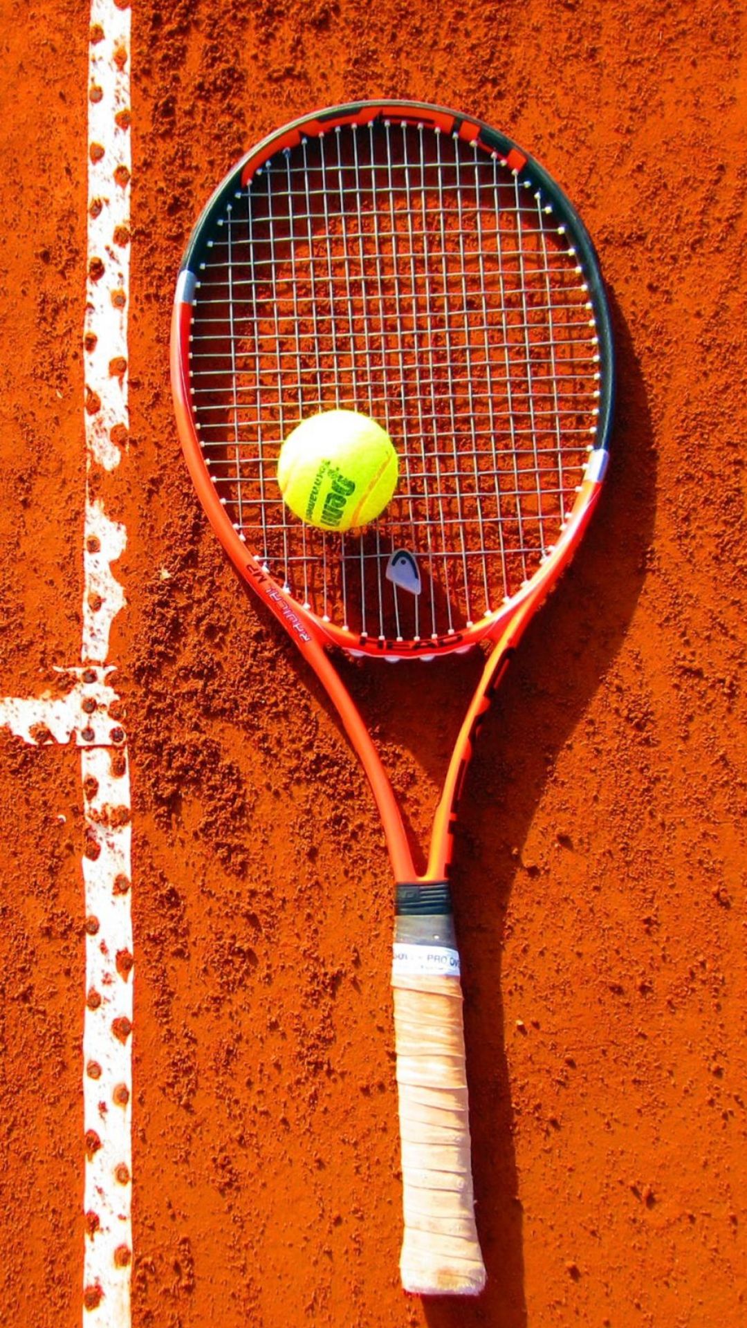 Racchetta e pallina tennis terra rossa, 1080x1920 Verticale, Mobile