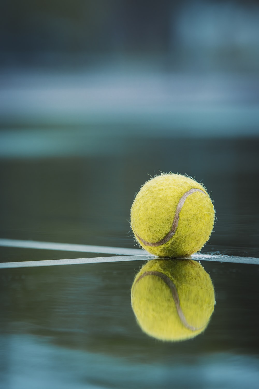 Pallina da tennis su superficie riflettente, 1000x1498 Verticale, Telefono