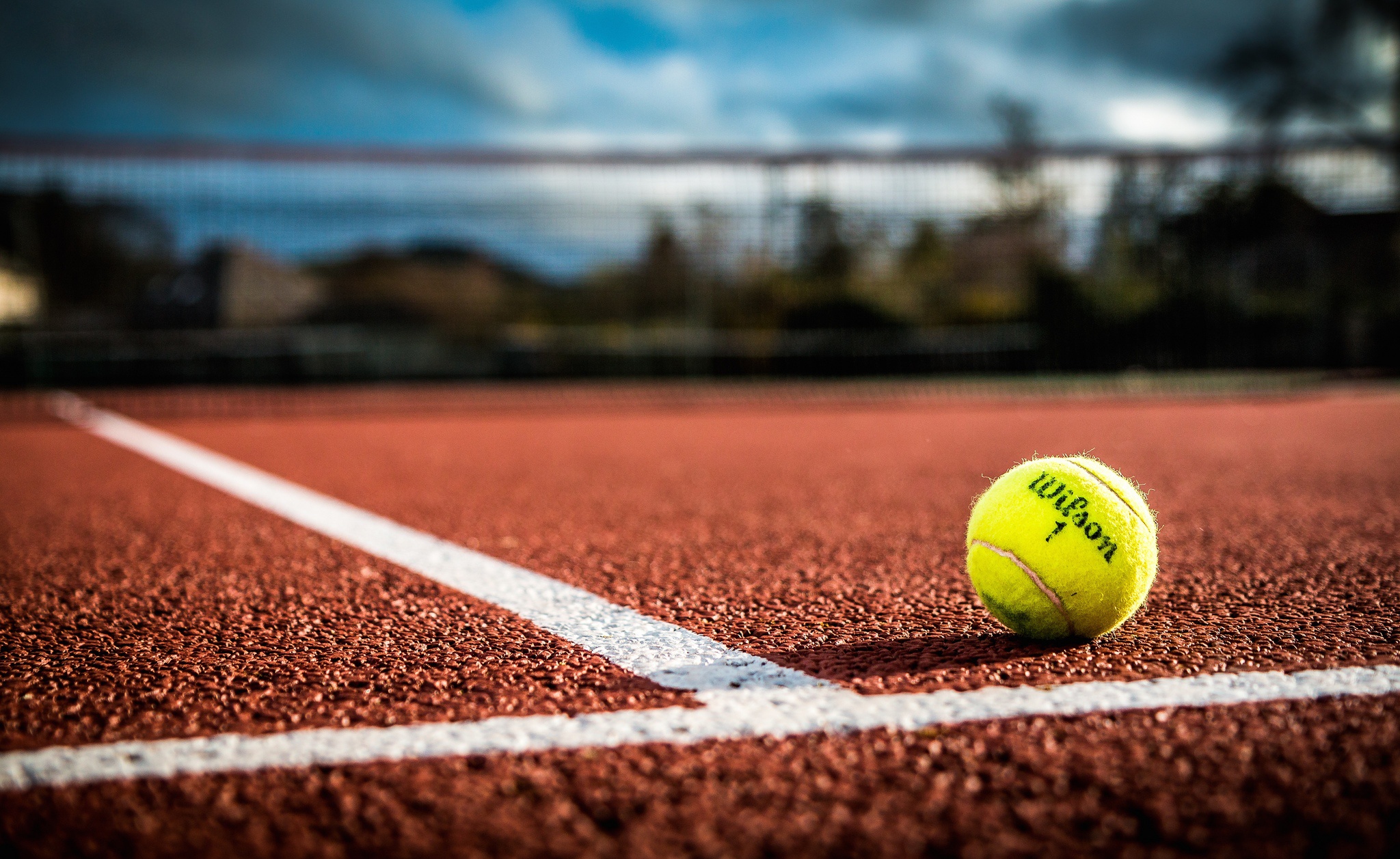 Pallina da tennis su campo, 2048x1257 alta risoluzione, PC