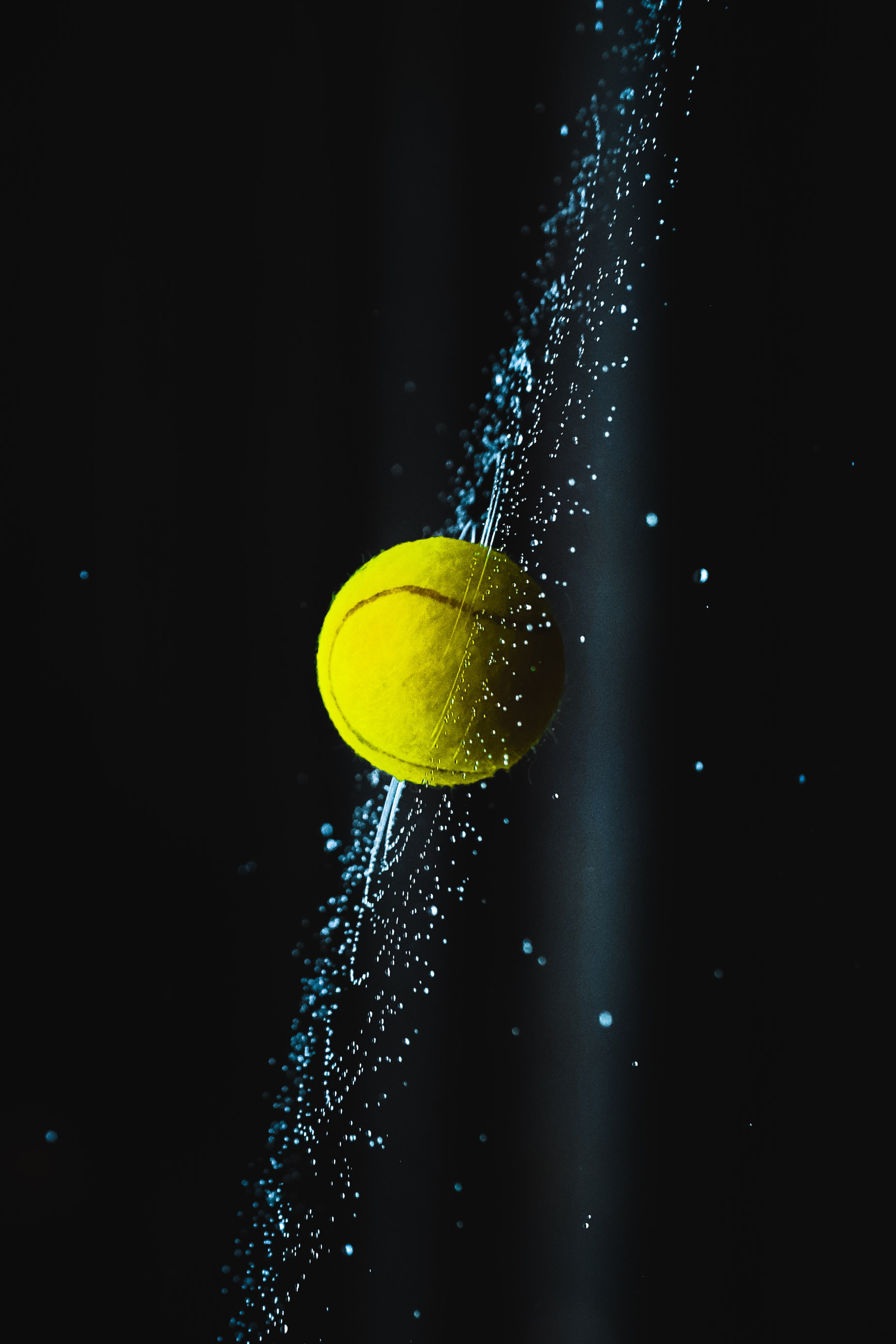 Pallina da tennis con scie luminose, 1848x2772 Verticale, Mobile