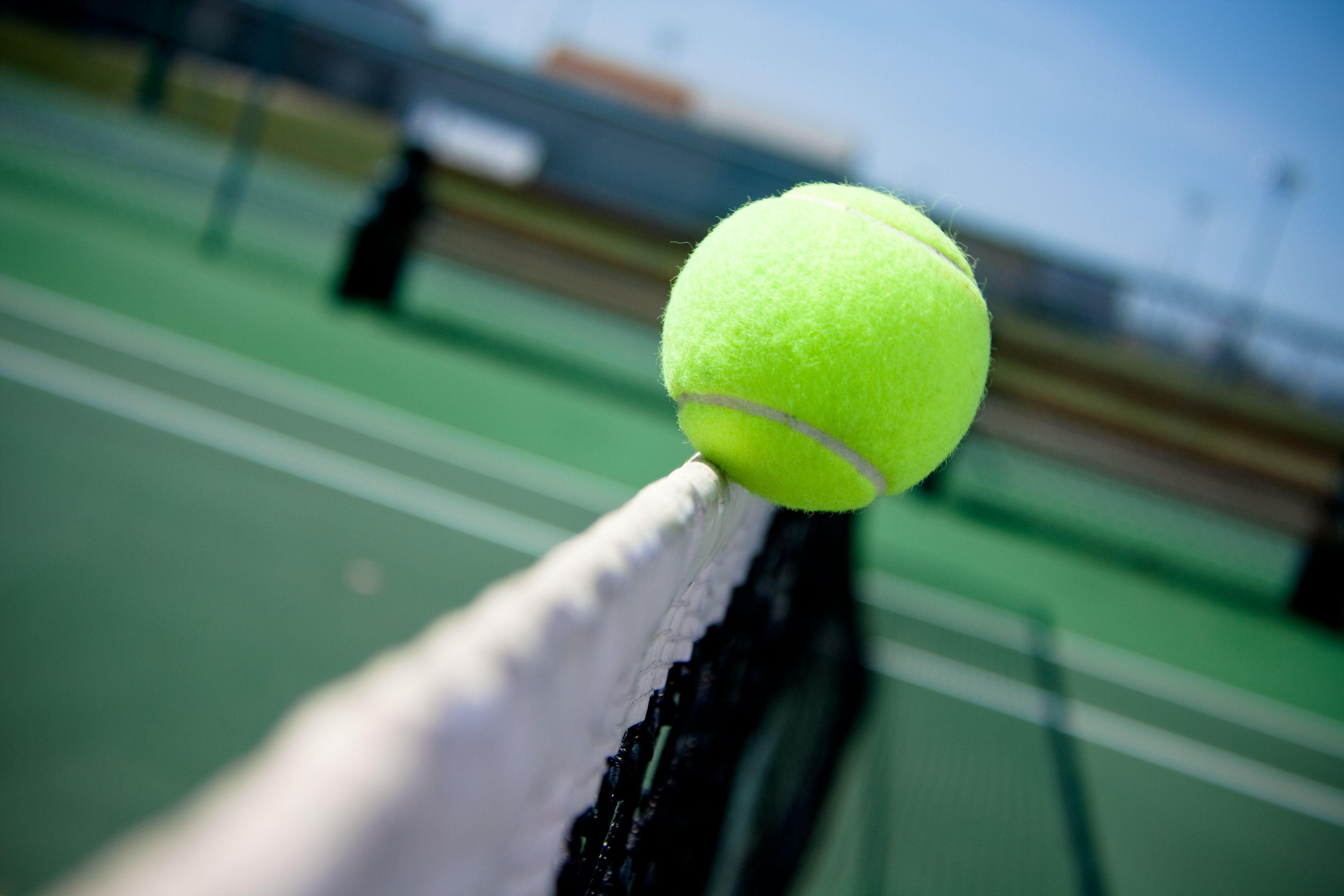Pallina da tennis sulla rete, 3888x2592 Ultra HD, 4K TV