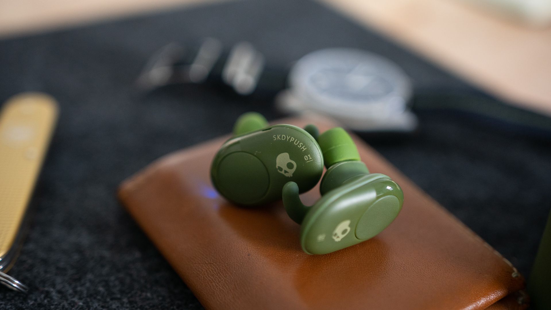 Auricolari Skullcandy sfondo verde, 800x1400 Full HD Verticale, Smartphone
