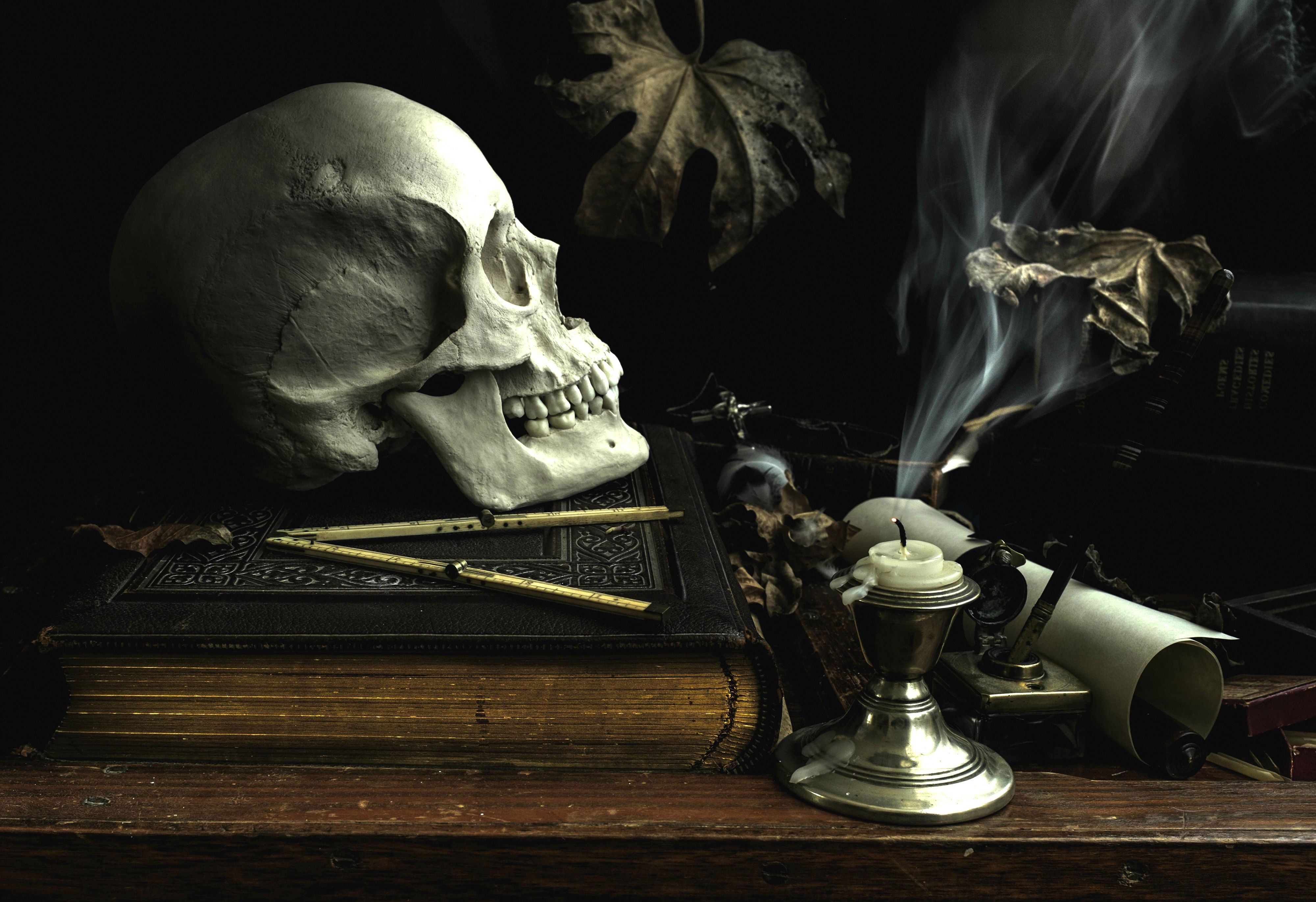 Teschio, libro antico, candela spenta, 4000x2744 4K, Desktop 4K