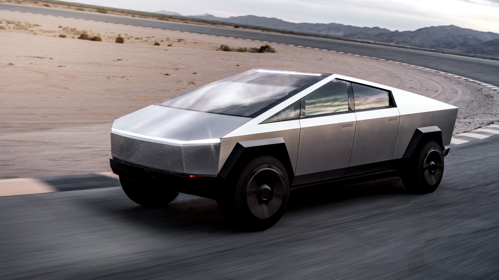 Tesla Cybertruck argento su strada, 2048x1152 2K, iMac