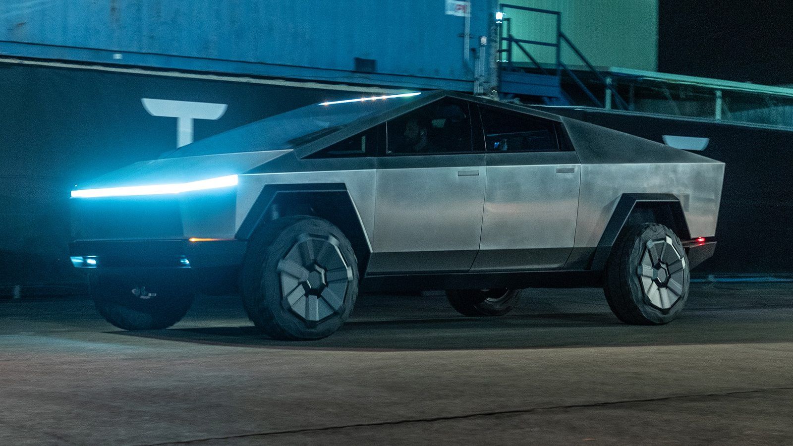 Tesla Cybertruck notturno, 1600x900 HD, Desktop
