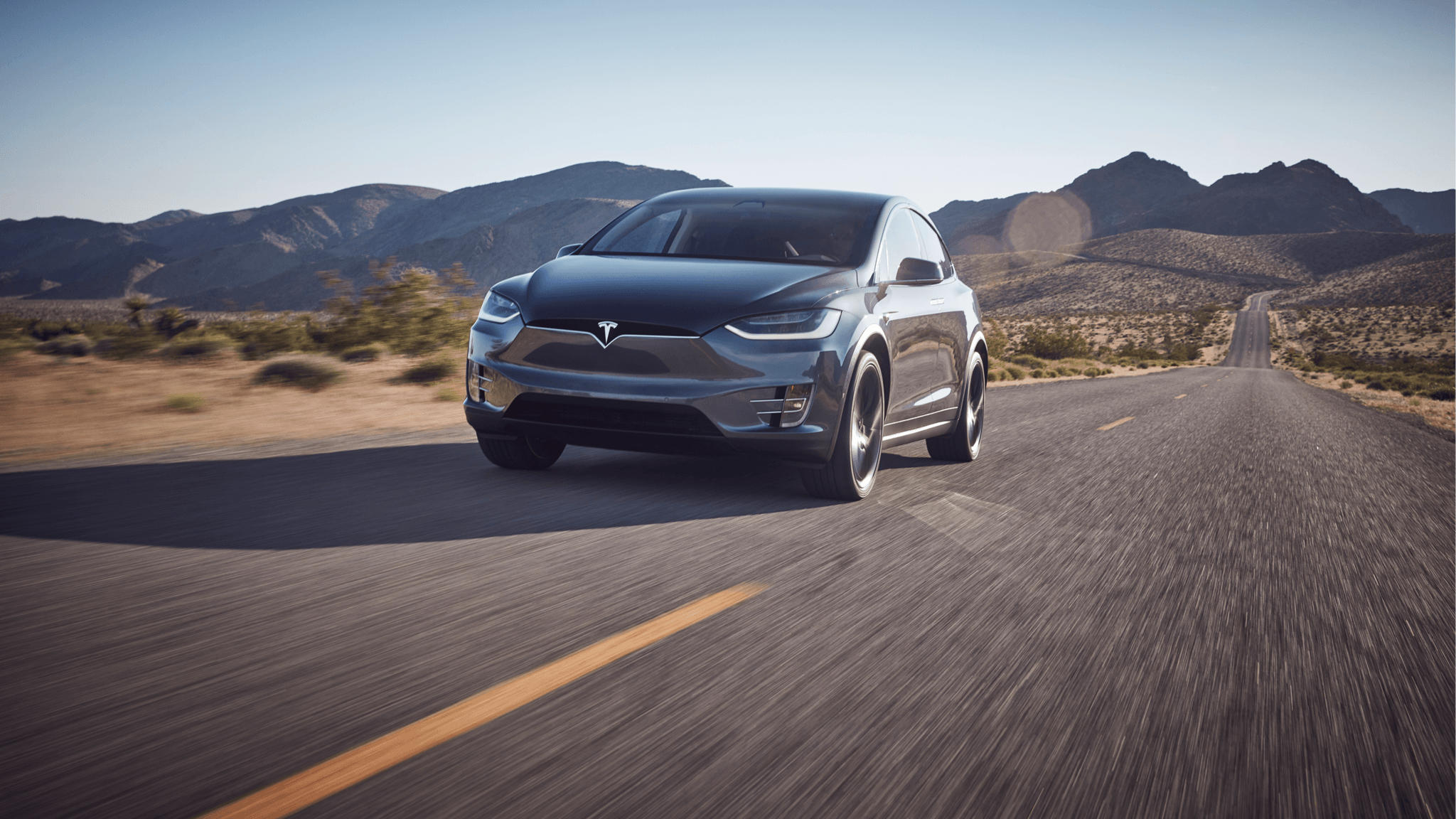 Tesla Model X su strada deserto, 2048x1152 2K, Laptop