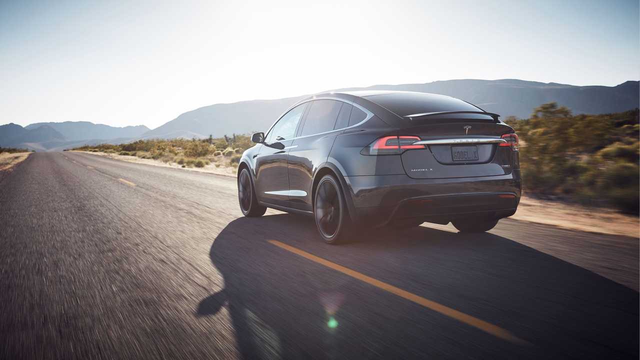 Tesla Model X su strada deserta, 1280x720 720p, PC