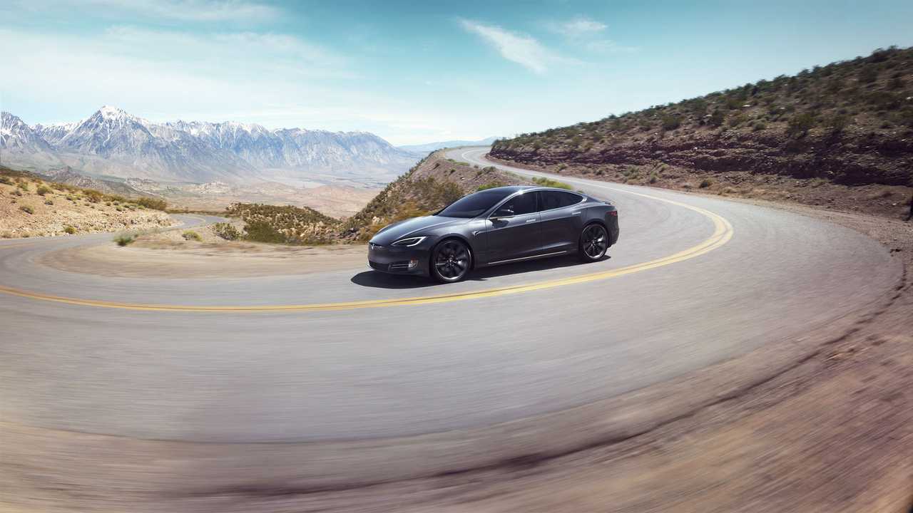 Tesla nera su strada montana, 1280x720 720p, PC