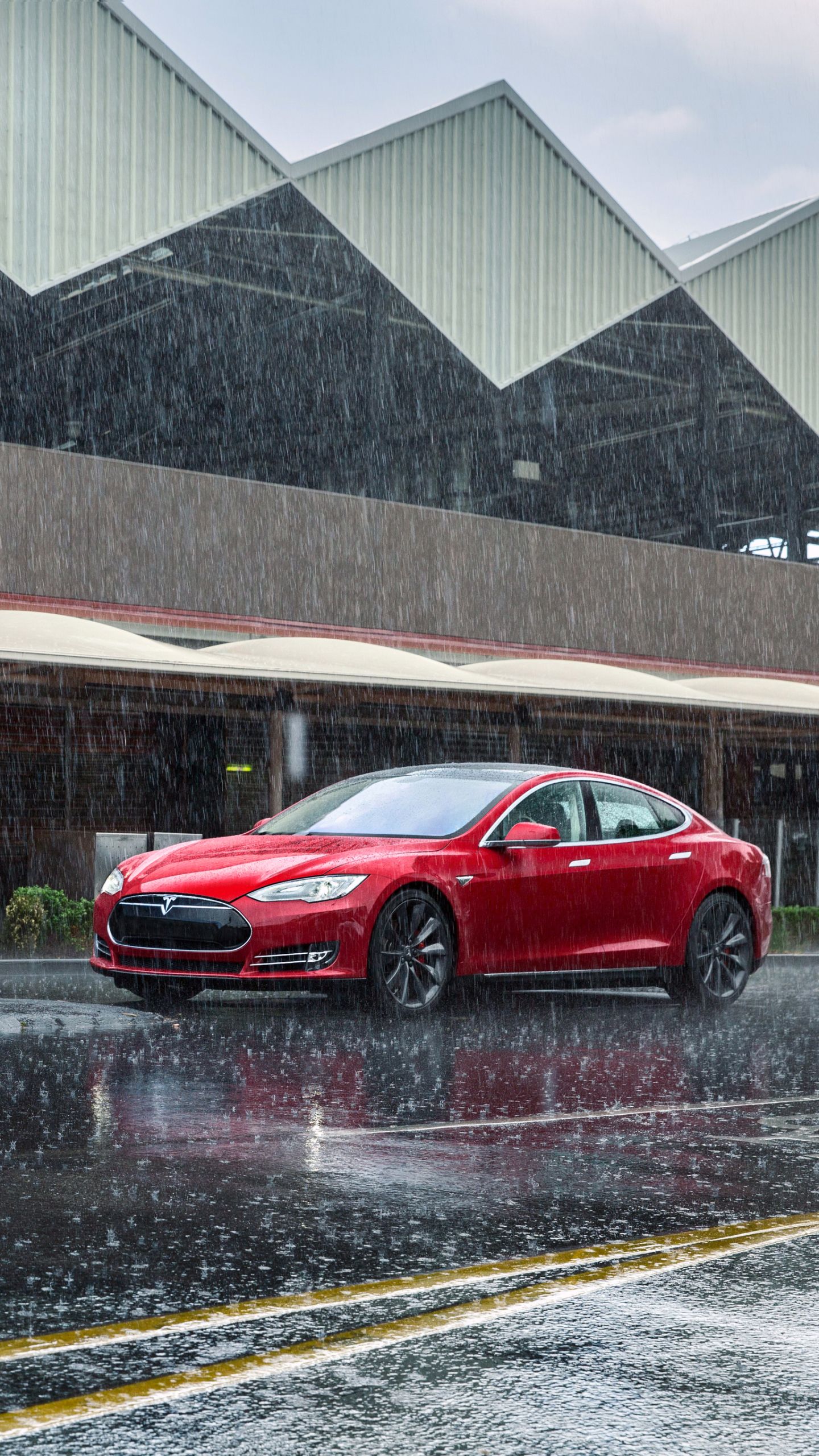 Tesla Model S rossa pioggia, 1440x2560 Verticale, Mobile