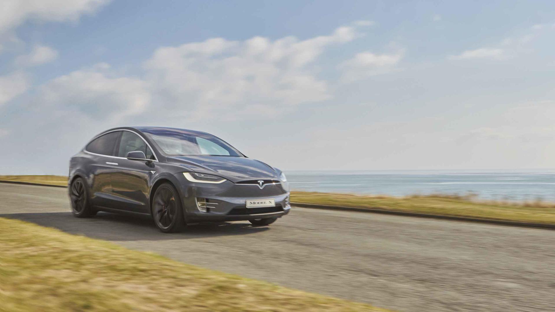 Tesla Model X su strada costiera, 1920x1080 1080p, PC Desktop