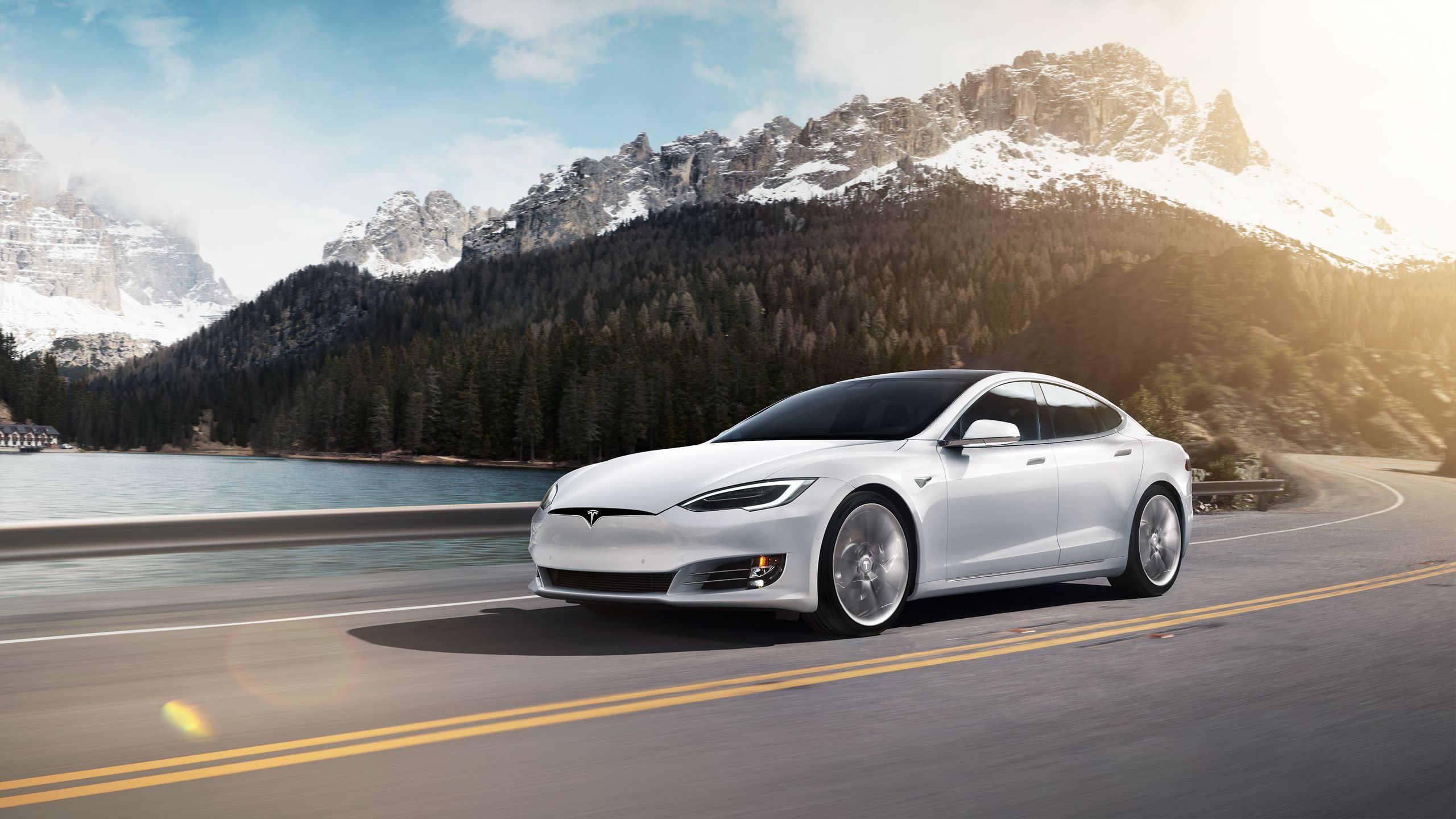 Tesla bianca su strada montana, 2560x1440 2K, Desktop