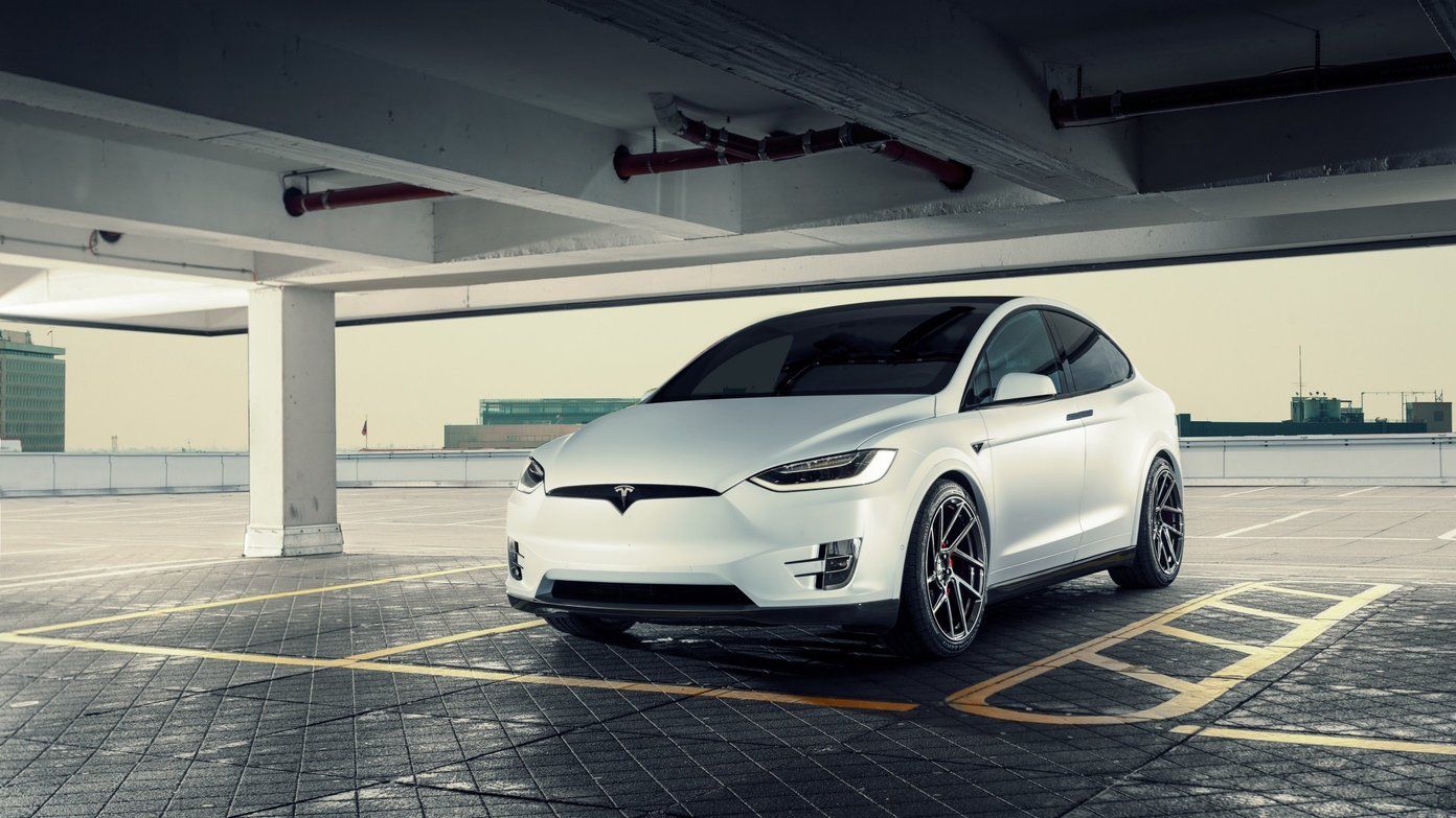 Tesla Model X bianca parcheggio, 1392x783 HD, PC Desktop