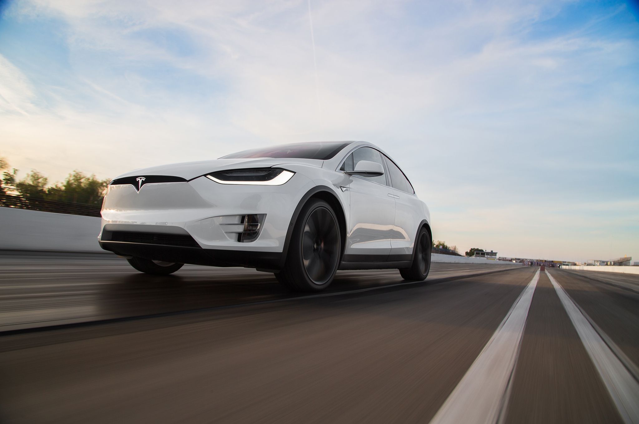 Tesla Model X bianca su strada, 2048x1360 alta risoluzione, Desktop