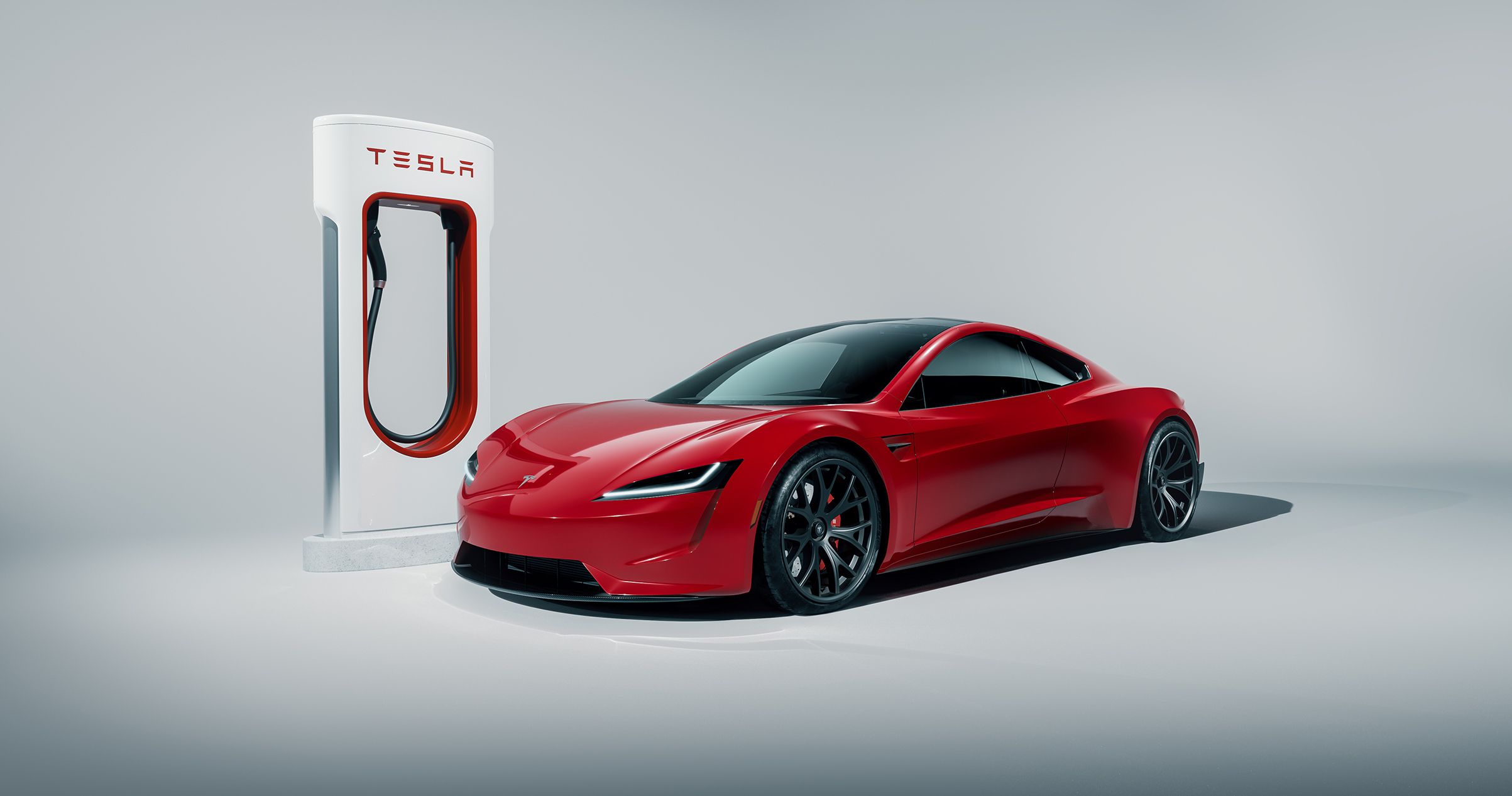 Tesla Roadster rossa stazione ricarica, auto elettrica, 2406x1266 alta risoluzione, Desktop