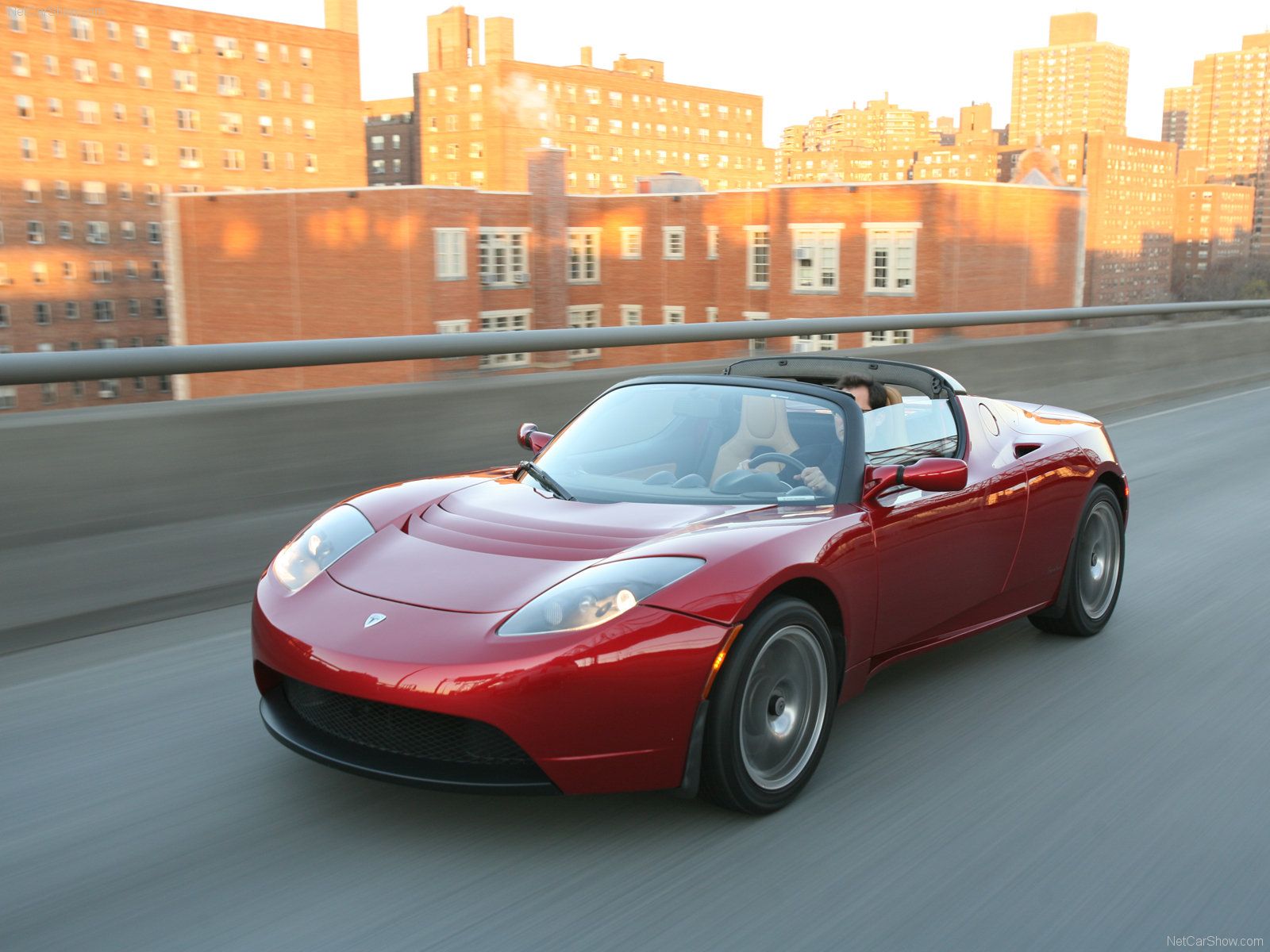 Tesla Roadster rossa città, 1600x1200 HD, Laptop