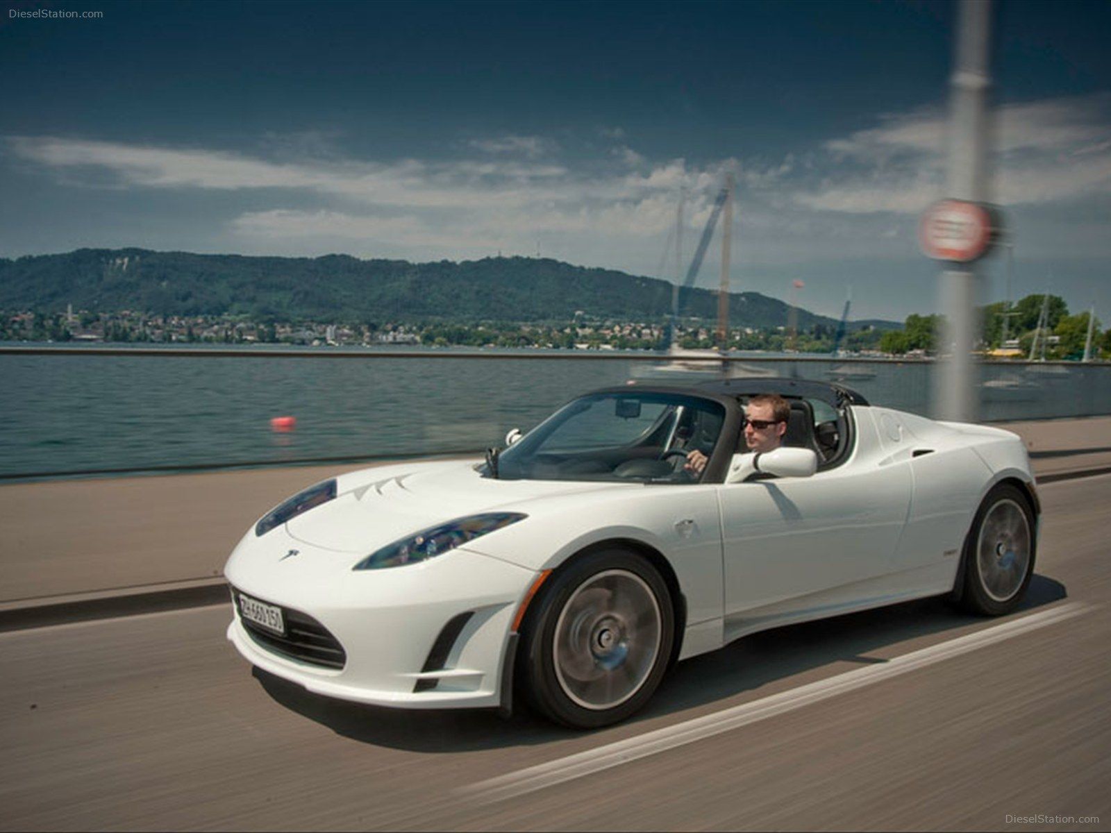 Tesla Roadster bianca lungolago, 1600x1200 900p, Desktop