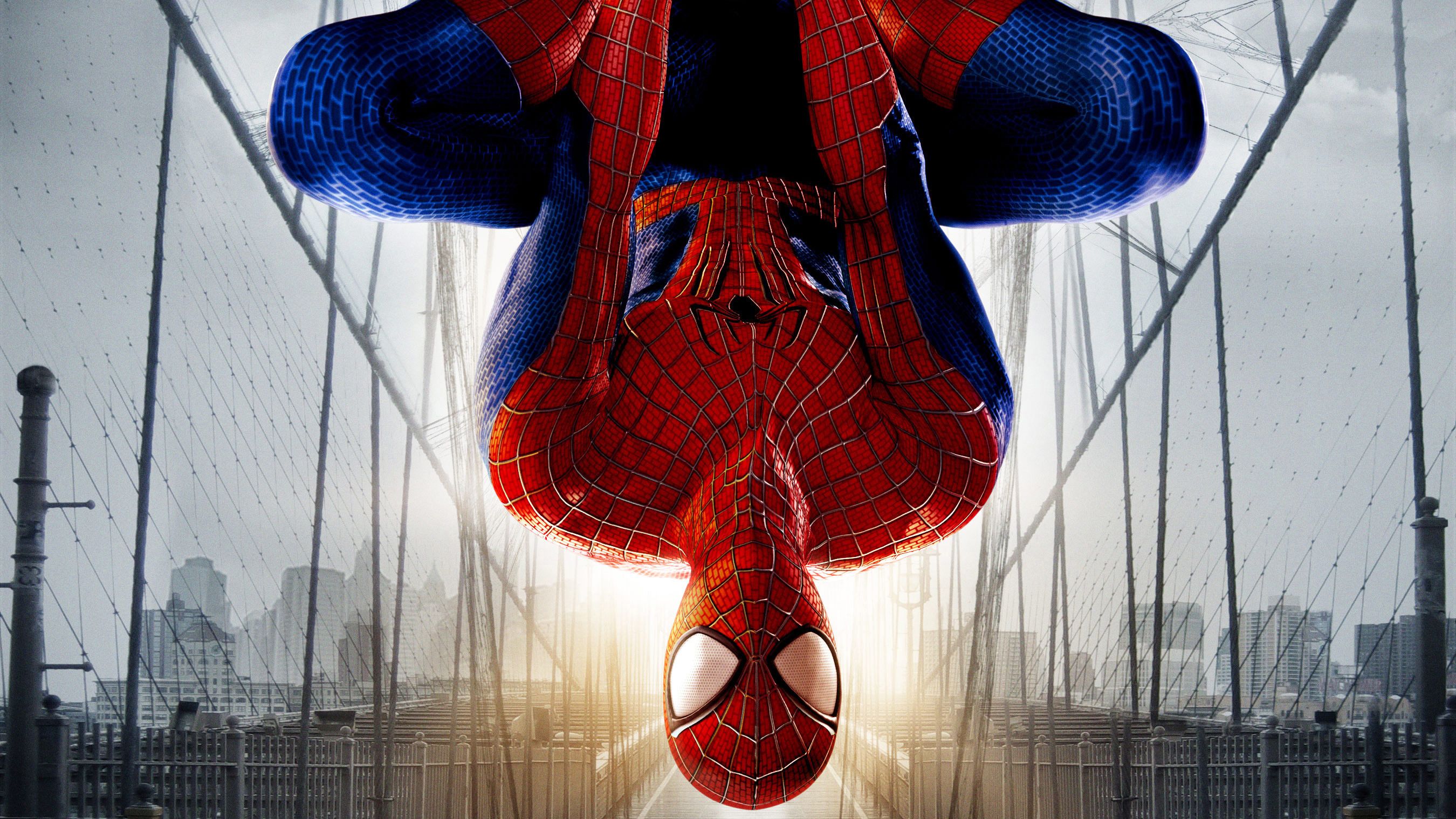 Spider-Man appeso a testa in giù, 2700x1519 2K, Desktop