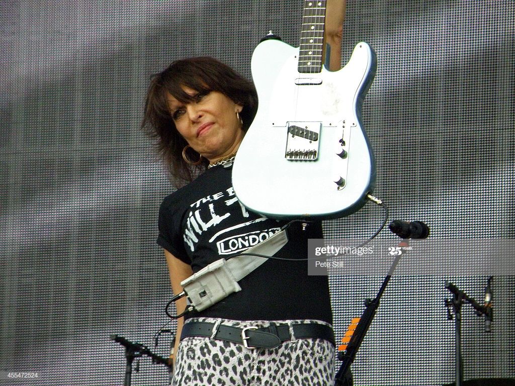 Chitarrista con chitarra bianca sul palco, 1024x768 HD, PC Desktop