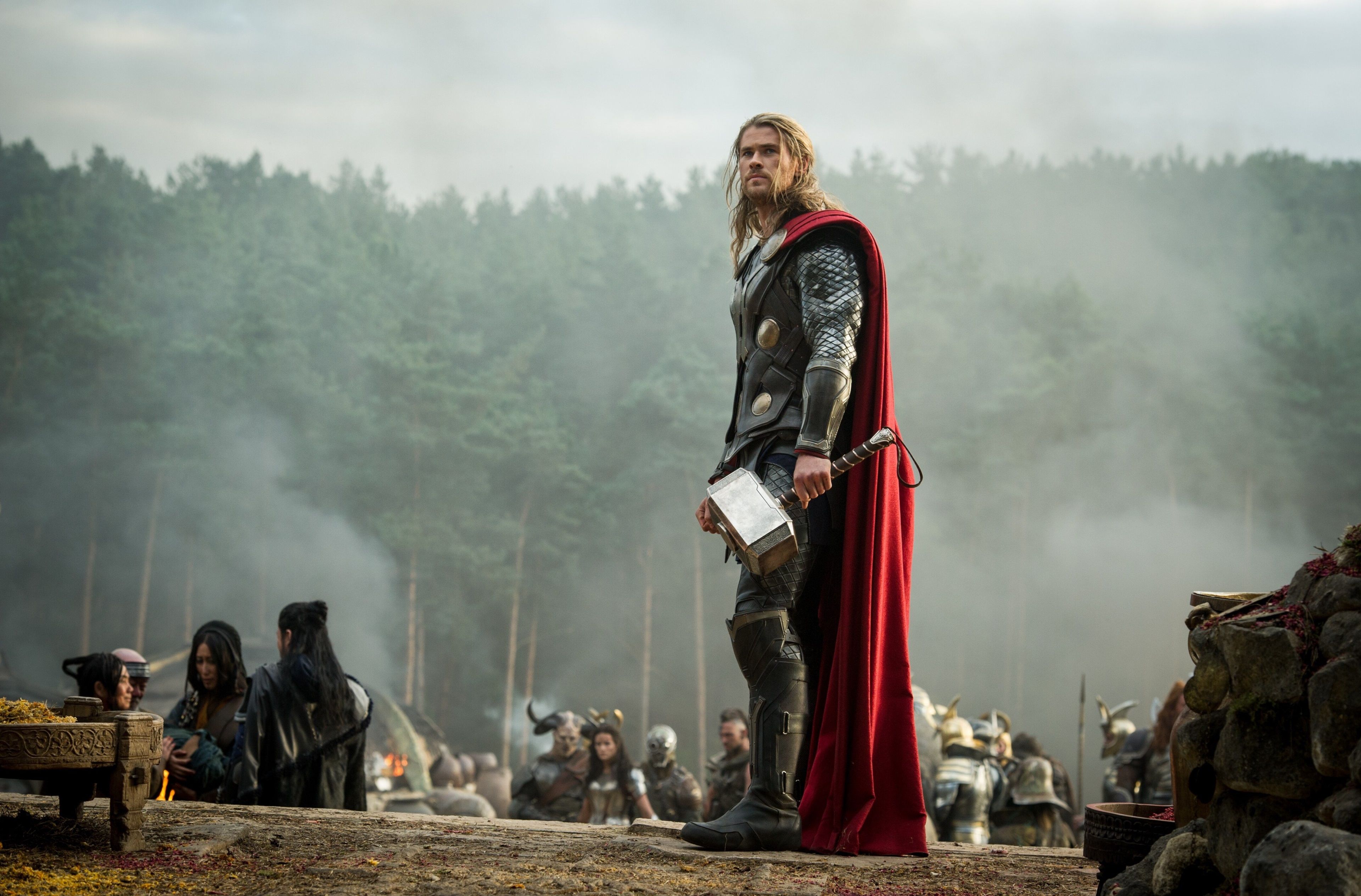 Thor con martello e mantello rosso, 3840x2528 Ultra HD, PC