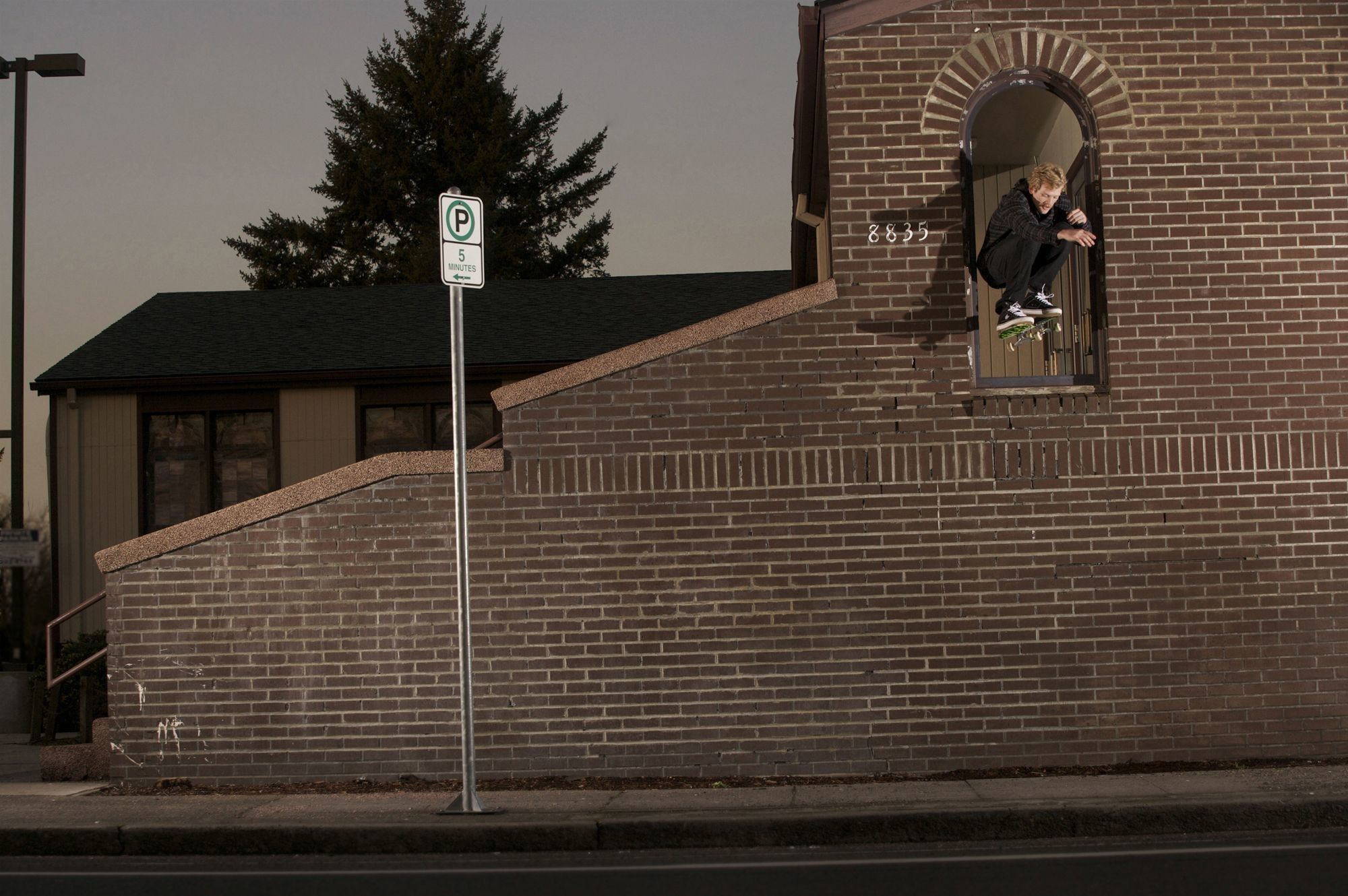 Skater in finestra chiesa mattoni, 2000x1330 alta risoluzione, PC