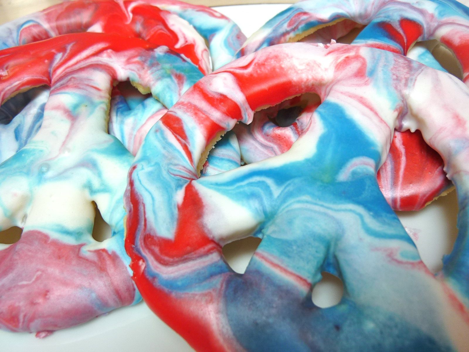 Biscotti tie dye rosso blu, 1600x1200 HD Ready, Desktop
